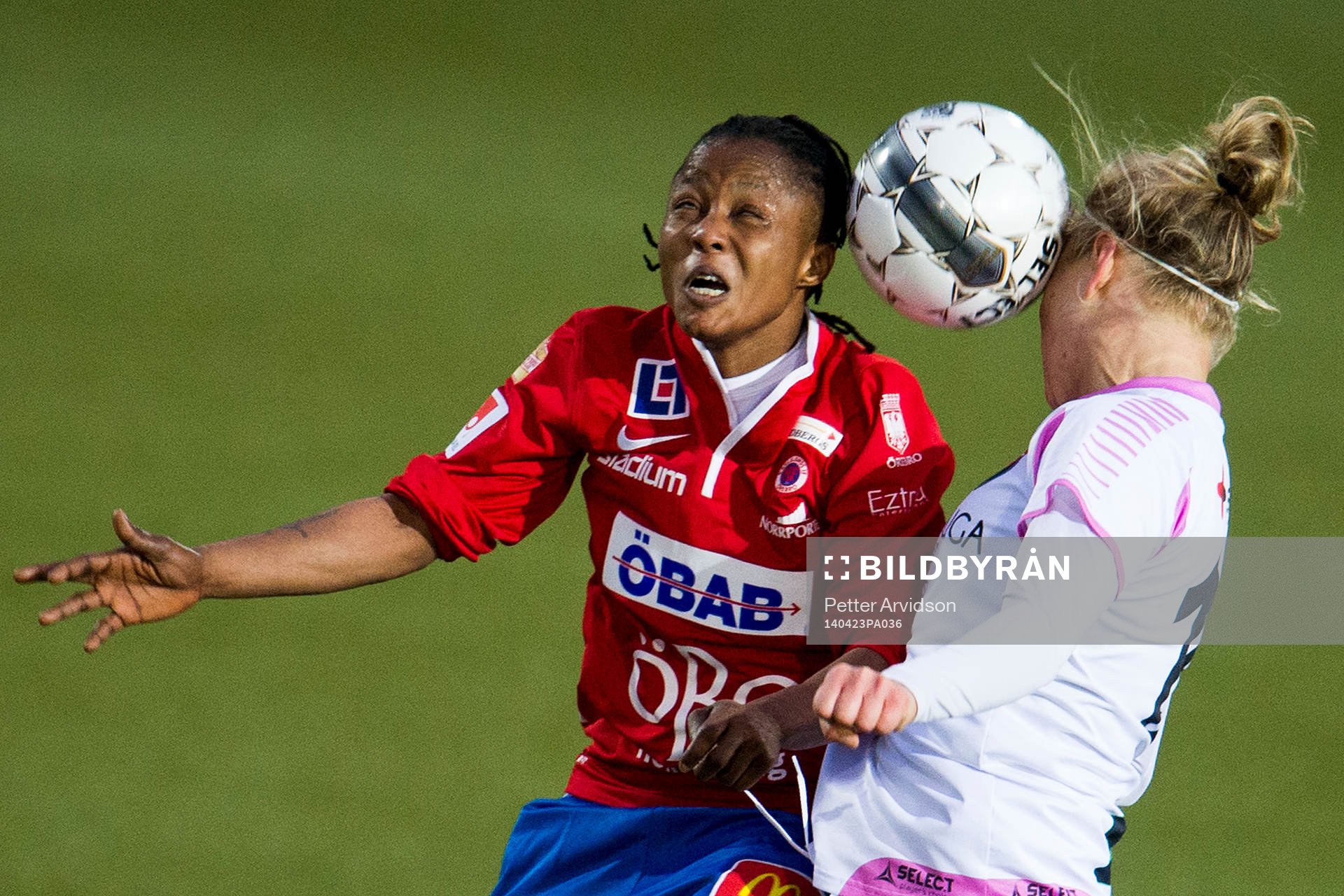 Örebros Ogonna Chukwudi i nickduell med Rosengårds Katrin