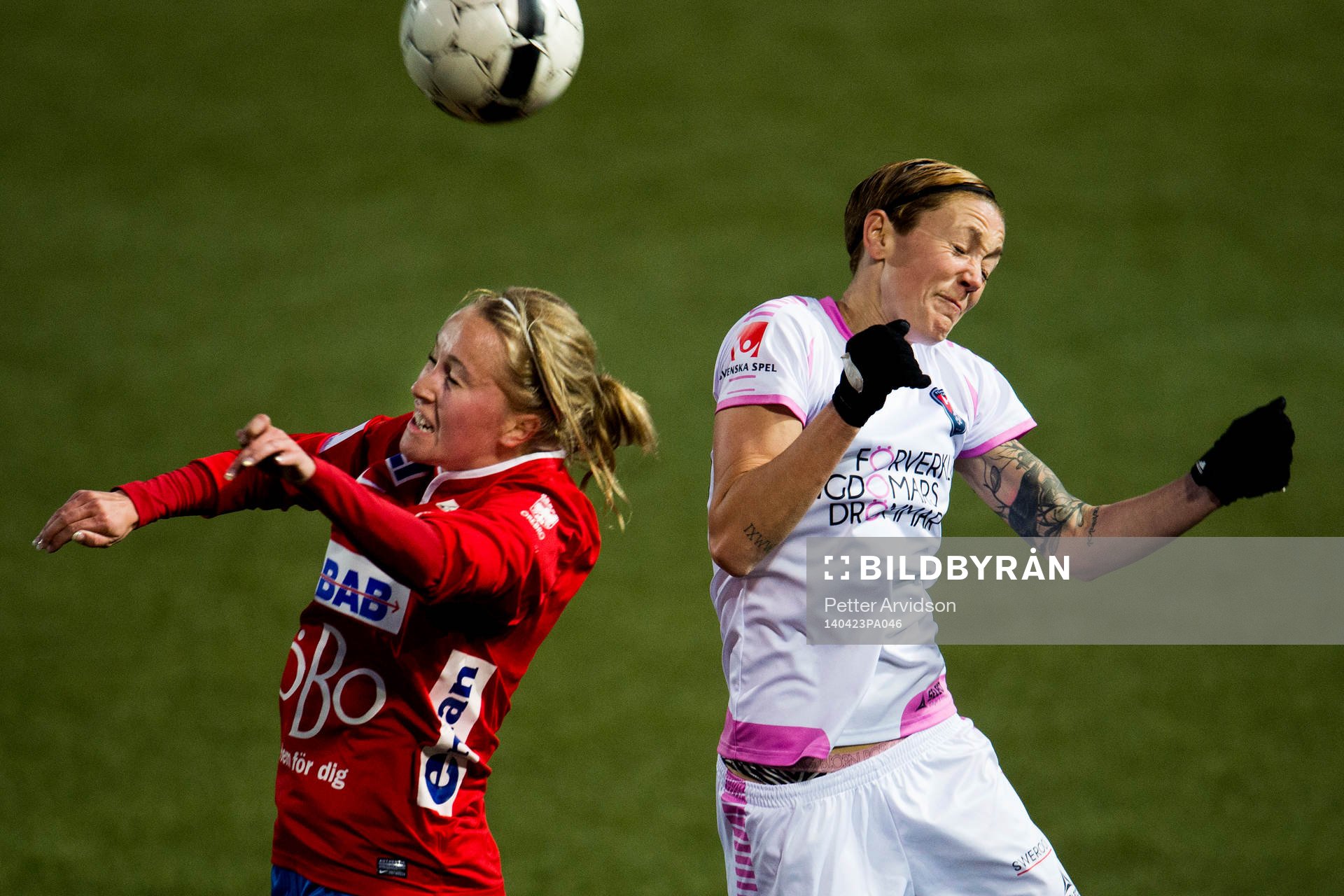 Örebros Annika Kukkonen i nickduell med Rosengårds Therese Sjögran under fotbollsmatchen i Damallsvenskan mellan FC Rosengård och Örebro den 23 april 2014 i Malmö.