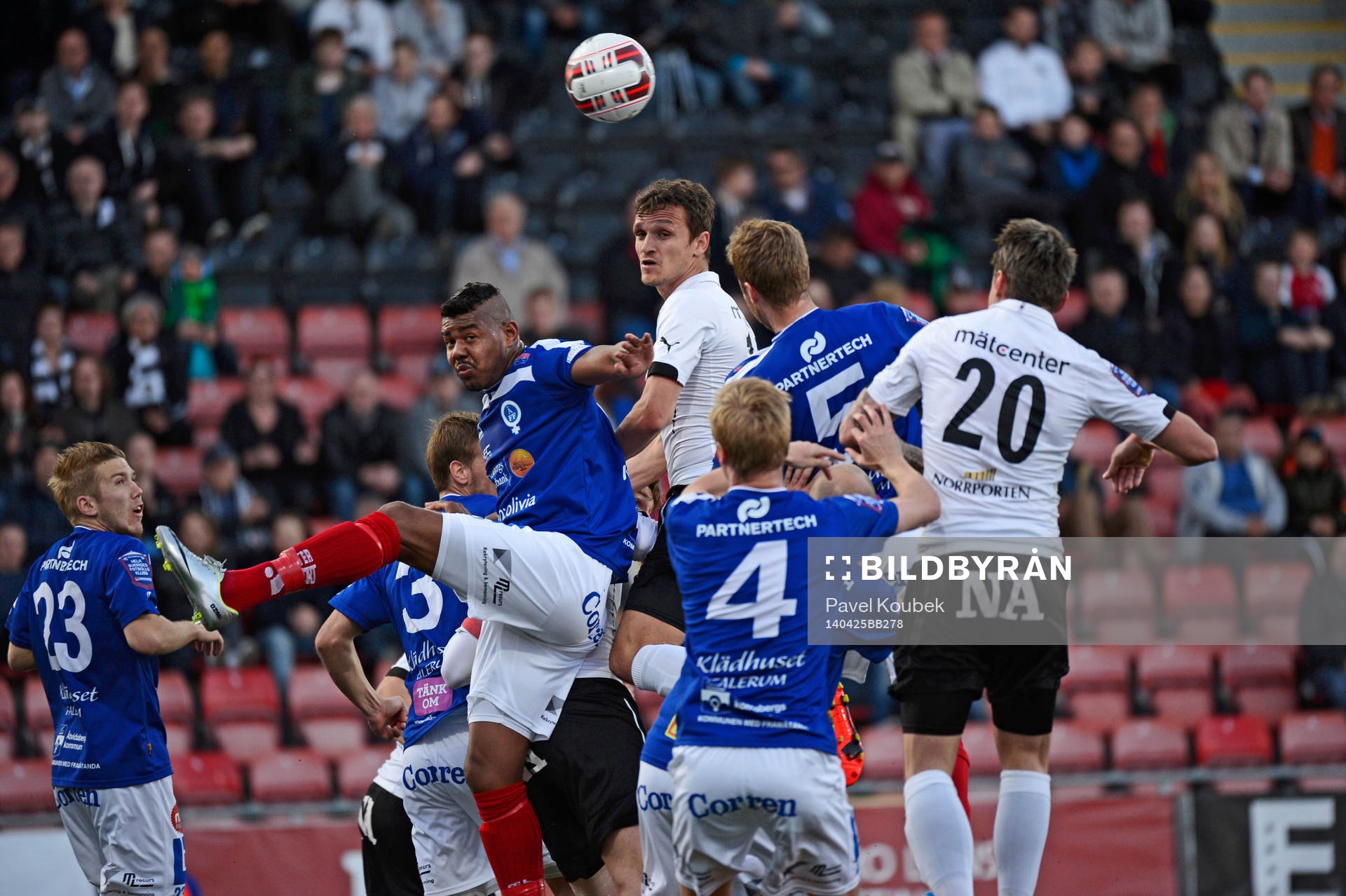 Shpetim Hasani i ÖSK i nickduell under en match i allsvenskan mellan Örebro och Åtvidaberg den 03 april 2012 i Örebro.