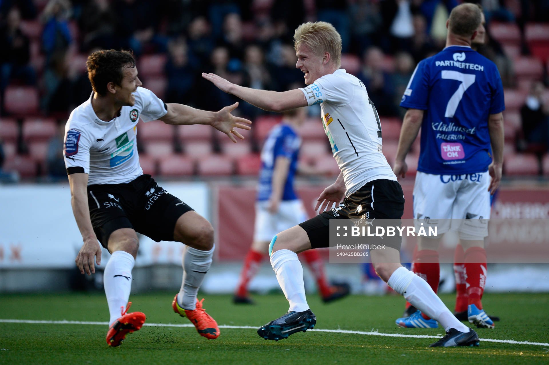 Shpetim Hasani och Karl Holmberg firar 2-0 målet