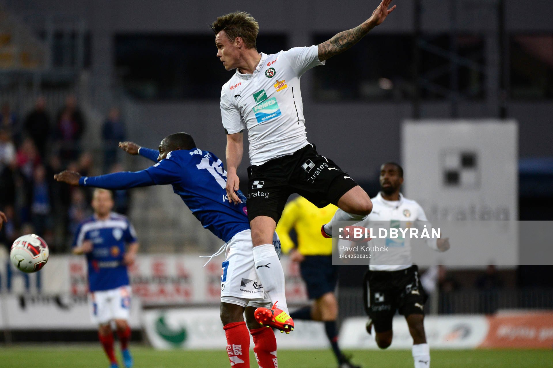 John Owoeri och Erik Moberg under en match i allsvenskan mellan Örebro och Åtvidaberg den 03 april 2012 i Örebro.