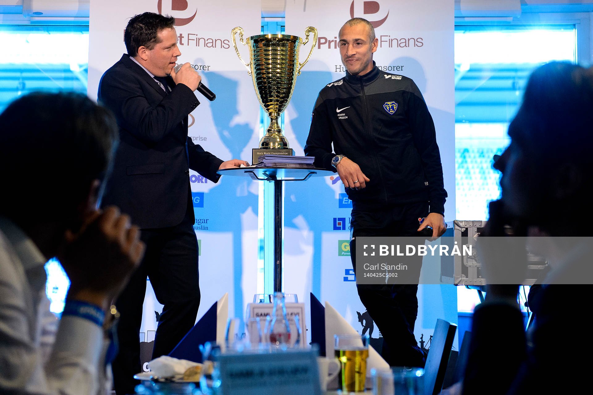 Falkenbergs tränare Henrik Larsson blir intervjuad innan