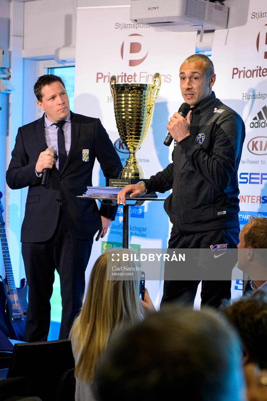 Falkenbergs tränare Henrik Larsson blir intervjuad innan