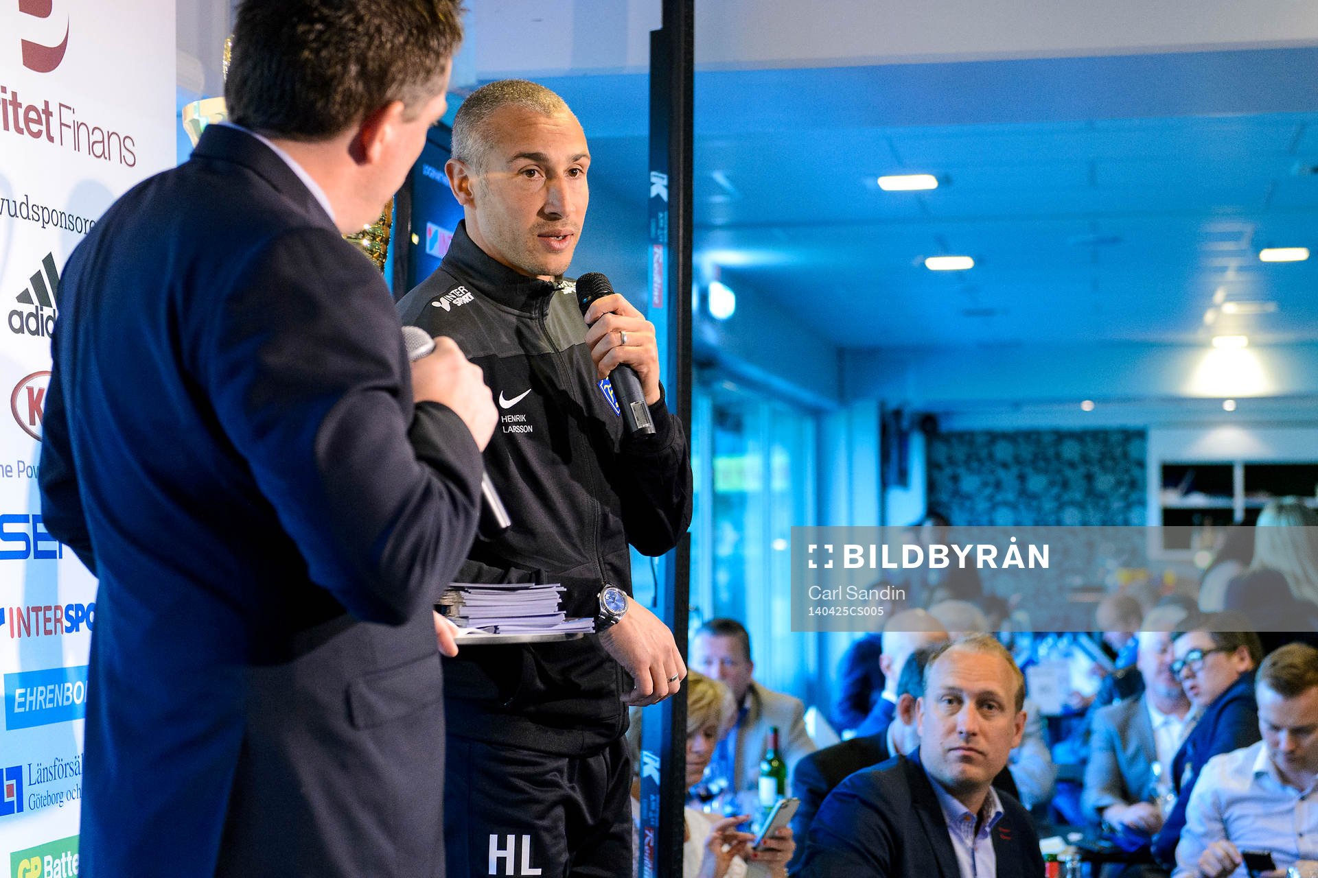 Falkenbergs tränare Henrik Larsson blir intervjuad innan