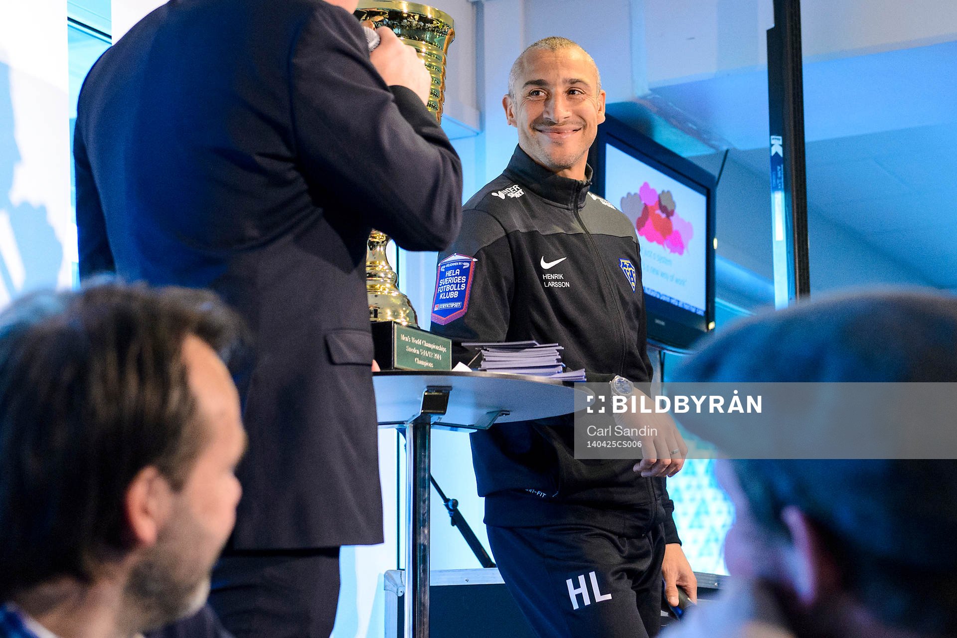 Falkenbergs tränare Henrik Larsson blir intervjuad innan