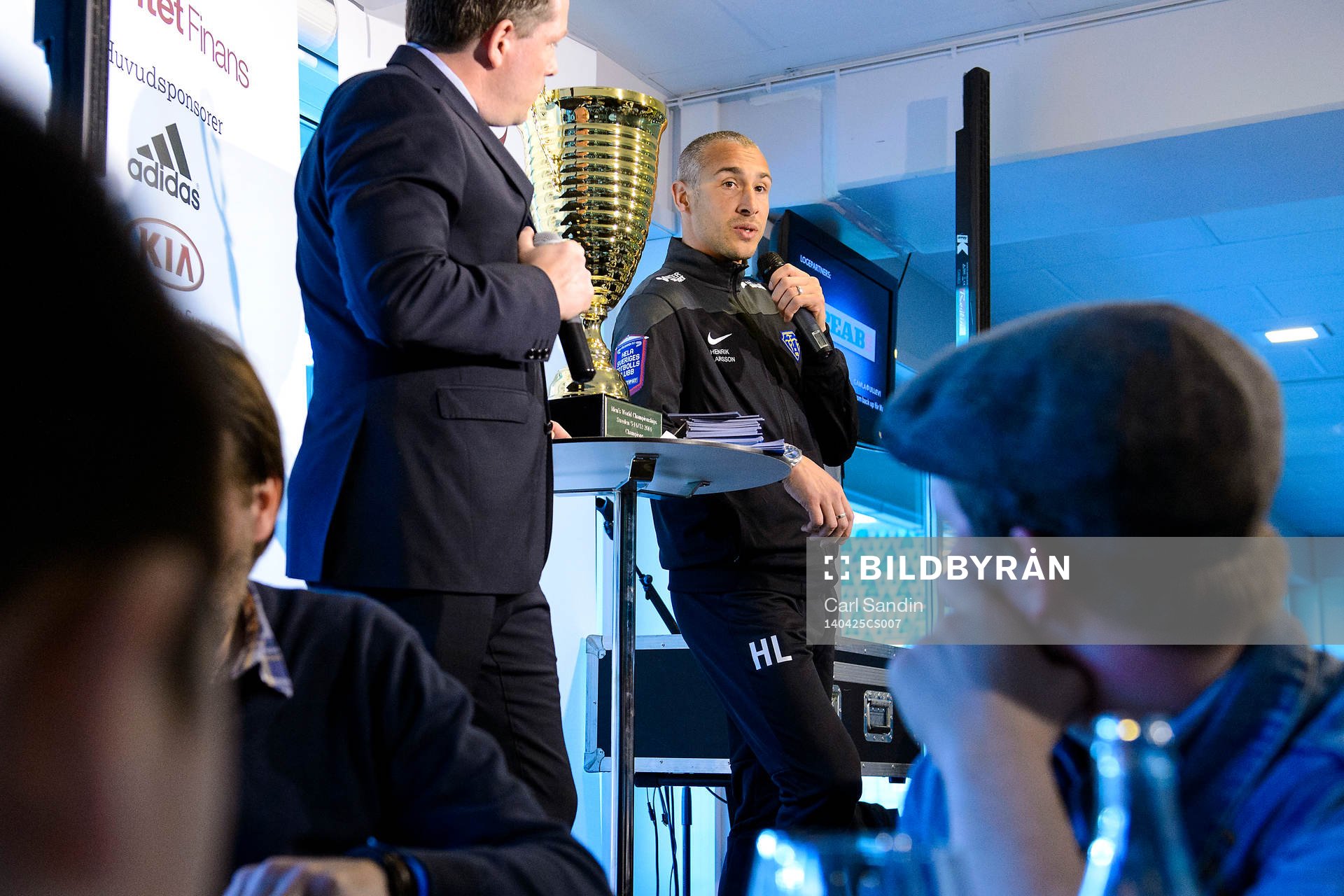 Falkenbergs tränare Henrik Larsson blir intervjuad innan