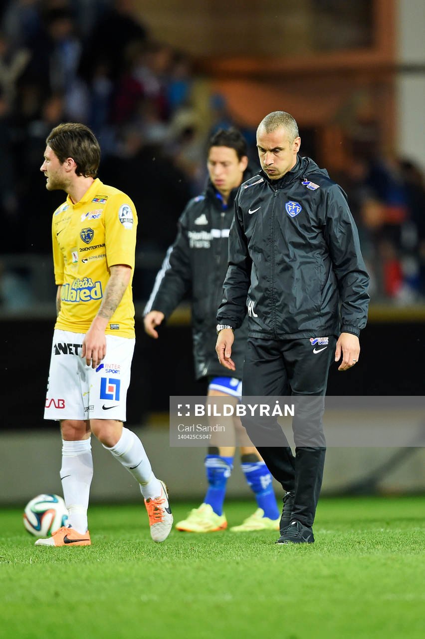 Falkenbergs tränare Henrik Larsson deppar