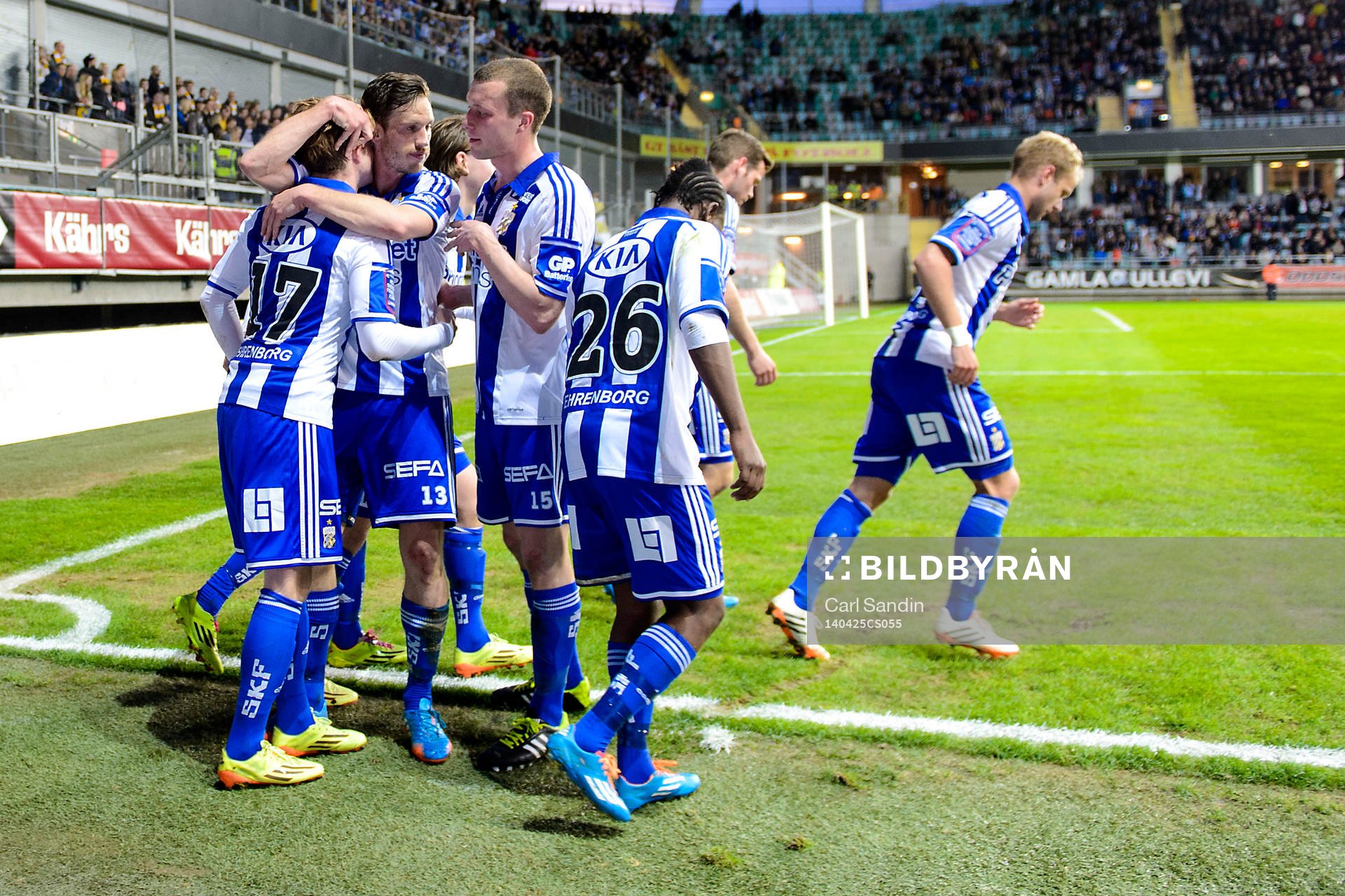 IFK Göteborg firar efter 1-0 på straff av Sam Larsson under fotbollsmatchen i Allsvenskan mellan IFK Göteborg och Falkenberg den 25 april 2014 i Göteborg.