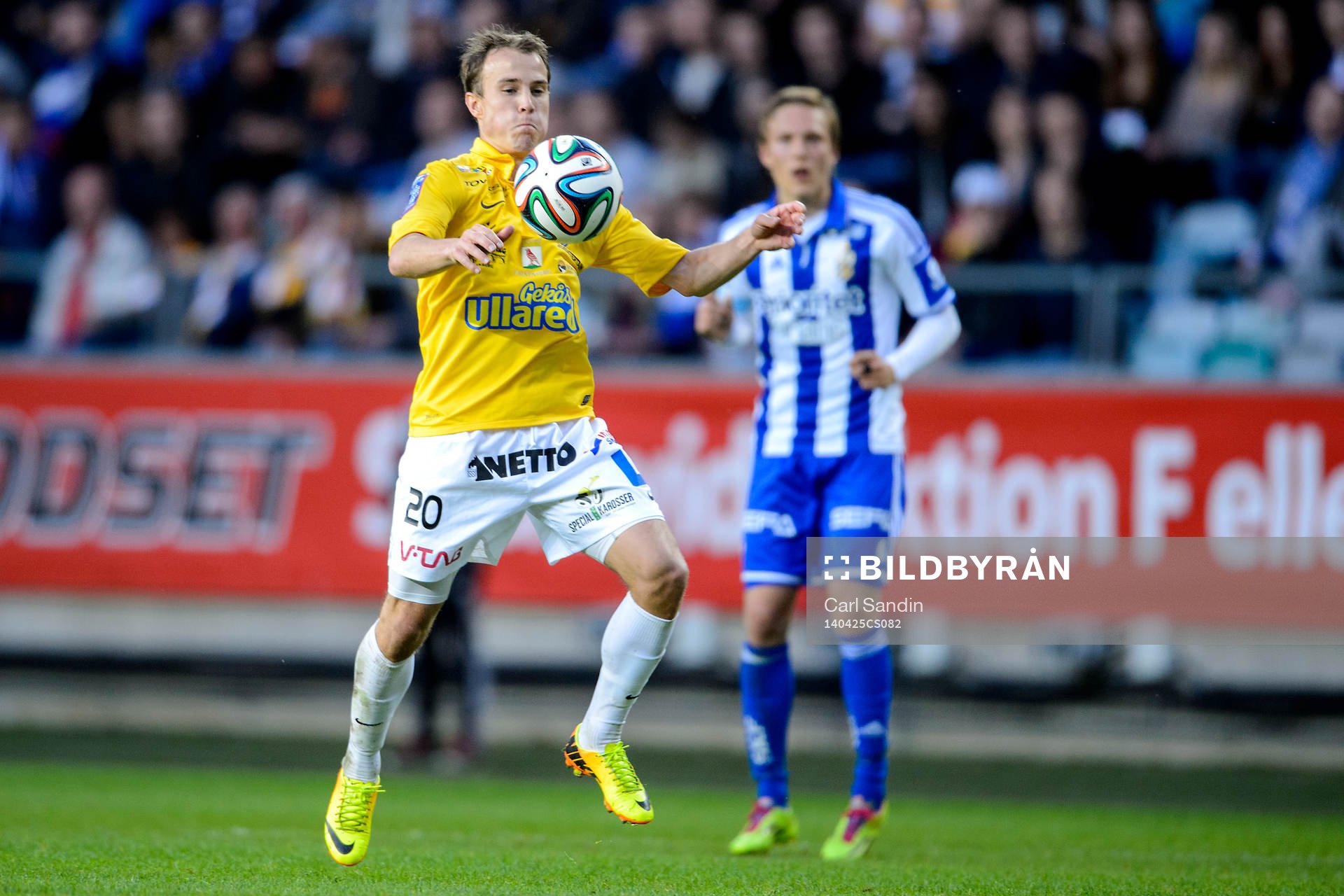 Falkenbergs Calle Wede tar ner bollen på bröstet