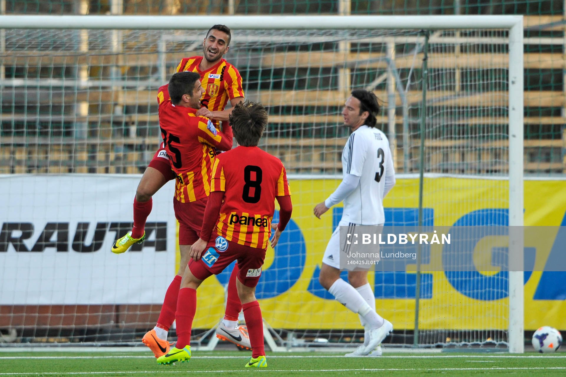 Syrianskas Charbel George jublar efter att ha gjort 3-0 under fotbollsmatchen i Superettan mellan Syrianska och Östersund den 25 april 2014 i Södertälje.