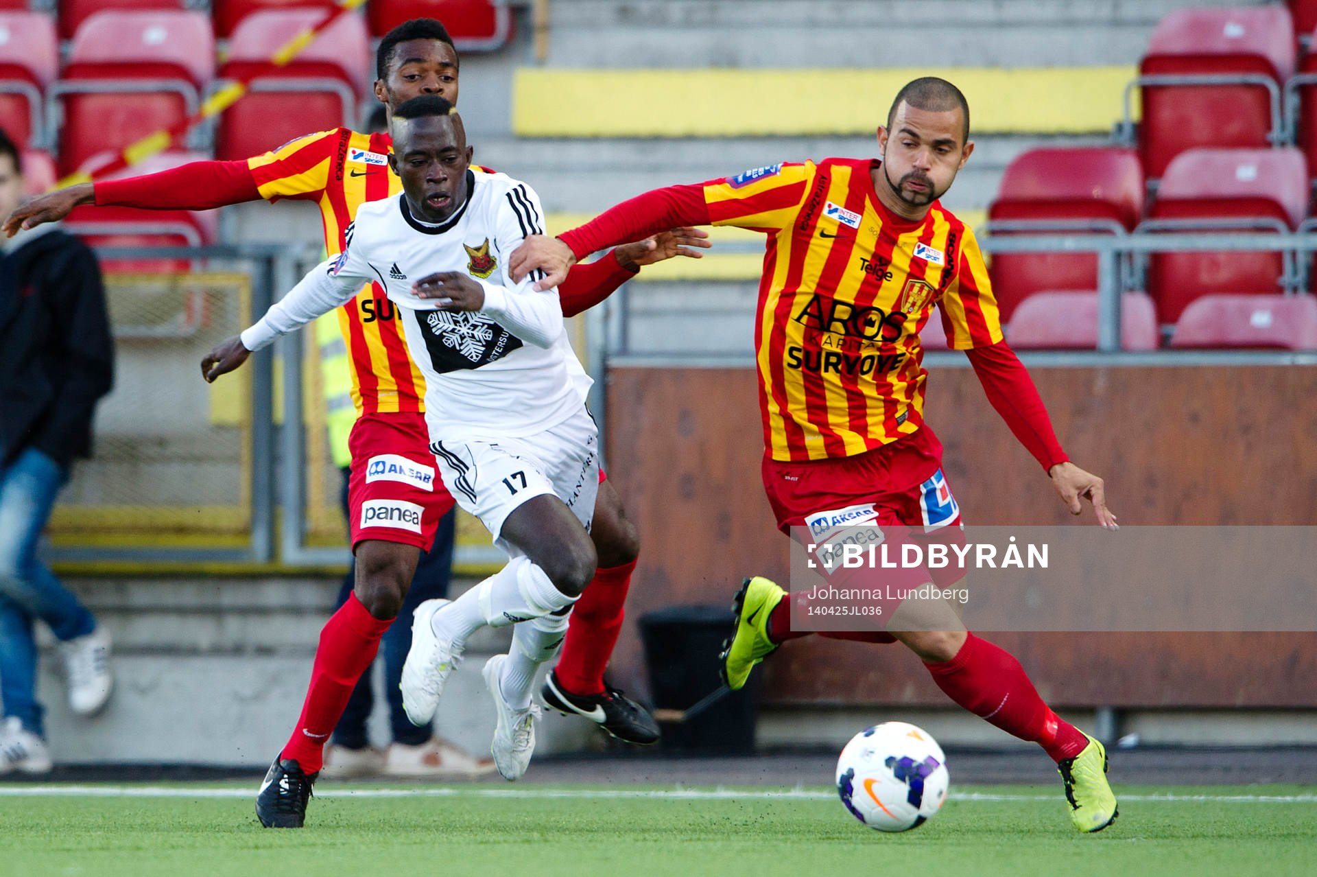 Syrianskas Success Chimankpa Nwosu (tv) och Diego Brum
