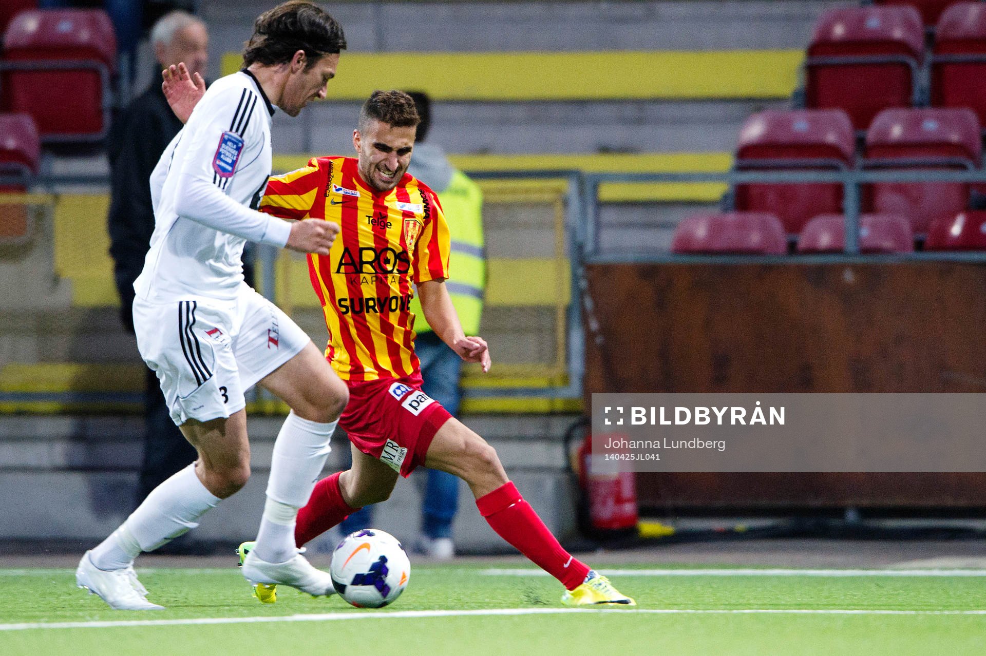 Östersunds Luka Peric i kamp mot Syrianskas Charbel George