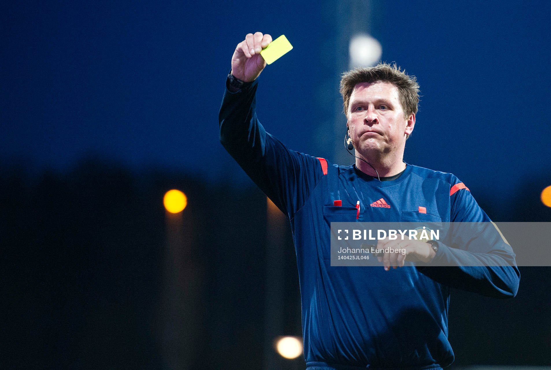 Domare Antti Kanerva påväg att ge ett gult kort
