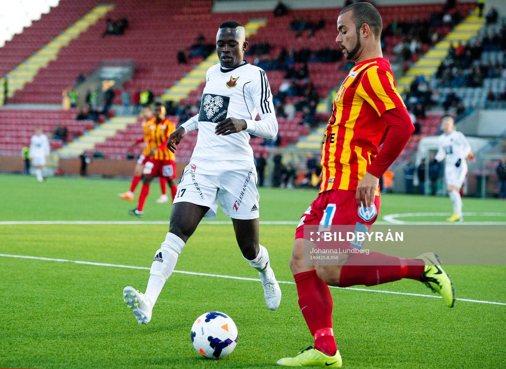 Östersunds Modou Barrow mot Syrianskas Diego Brum