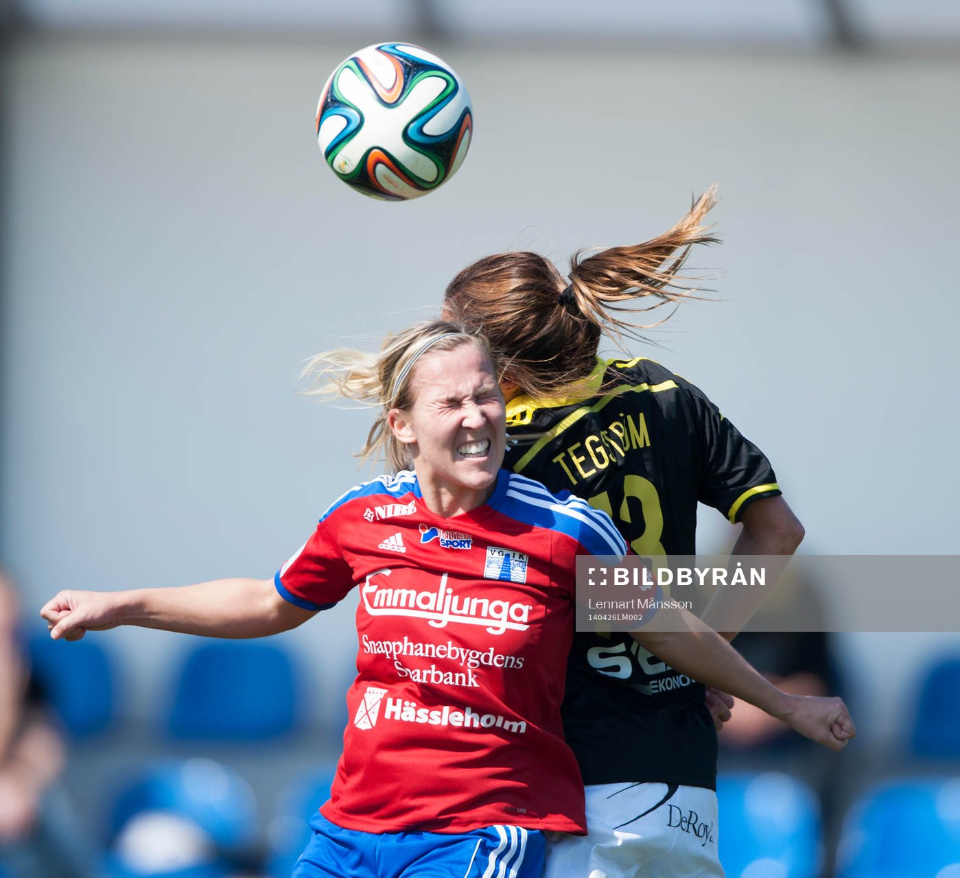 Vittsjös Sandra Adolfsson nickduellerar med AIK Madeleine