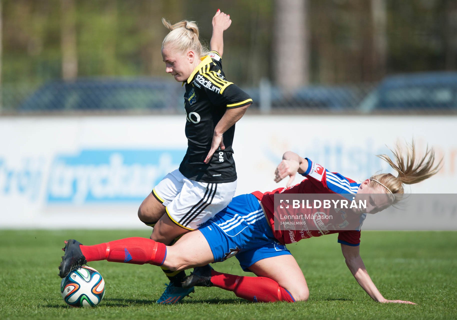  Vittsjös Sandra Adolfsson tar hand om AIK:s Sarah Storck i matchen i damallsvenskan mellan Vittsjö och AIK i Vittsjö 26 april 2014.