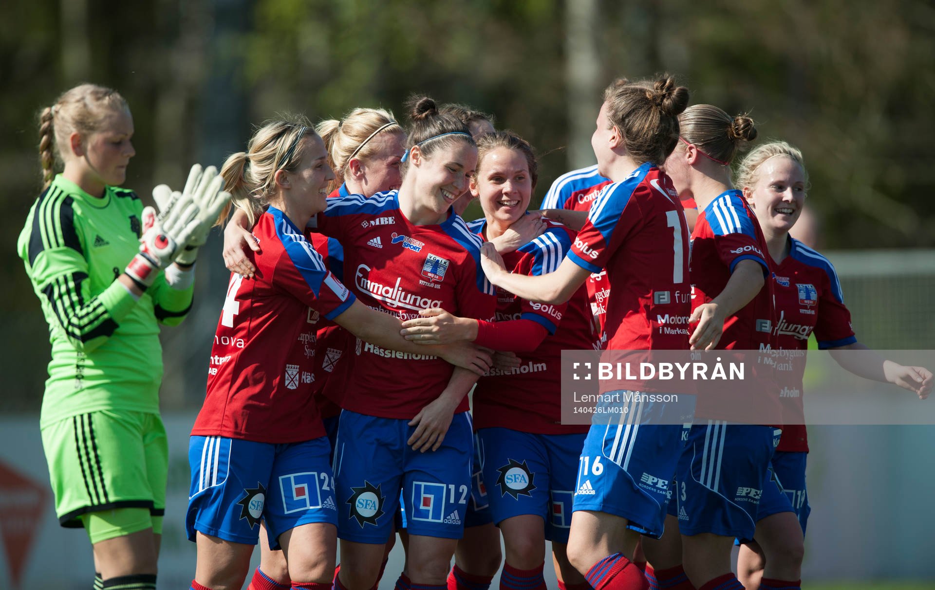 Vittsjös Sofie Andersson har gjort 2-0 och grattas i