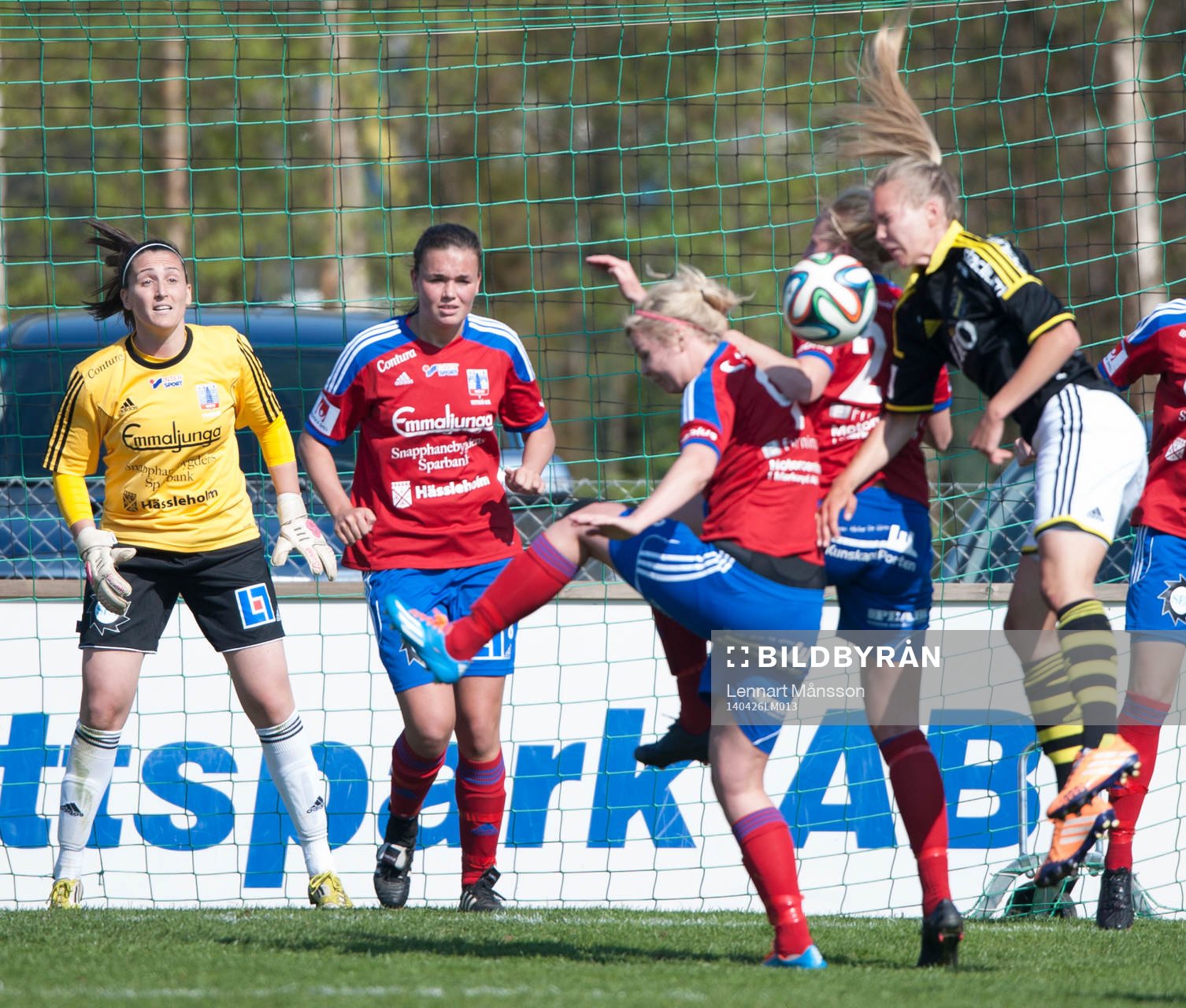  Rörigt framför Vittsjös målvakt Shannon Lynn i matchen i damallsvenskan mellan Vittsjö och AIK i Vittsjö 26 april 2014.