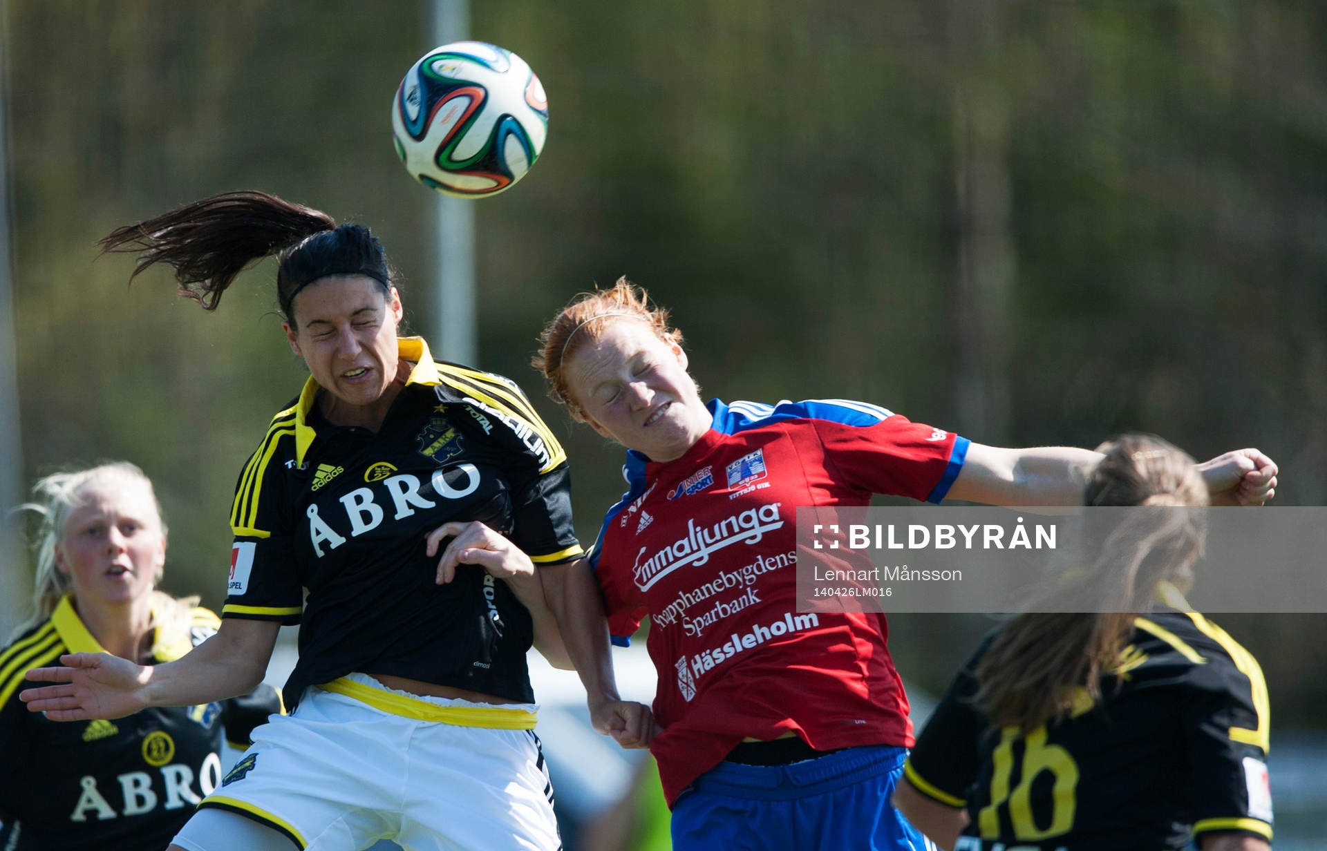  Vittsjös Sanna Svensson nickduellerar i matchen i damallsvenskan mellan Vittsjö och AIK i Vittsjö 26 april 2014.