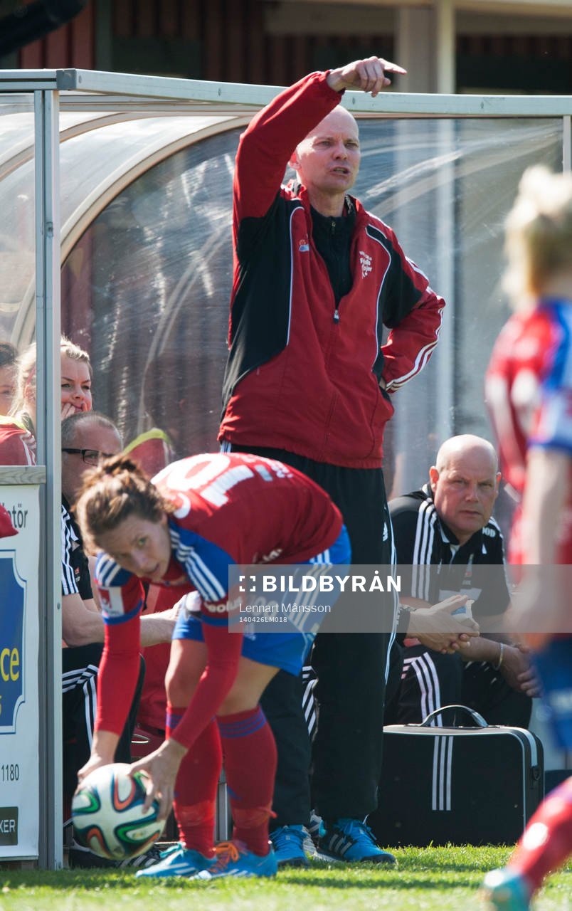  Vittsjös tränare Thomas Mårtensson i matchen i damallsvenskan mellan Vittsjö och AIK i Vittsjö 26 april 2014.