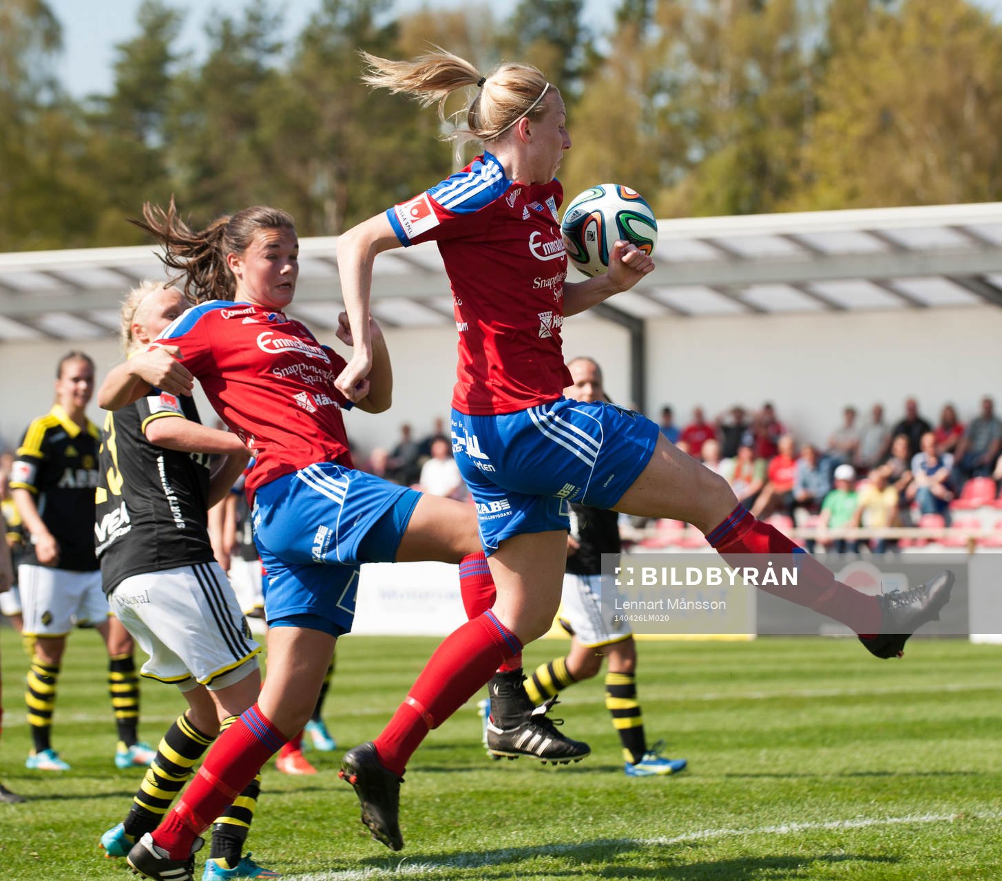 Vittsjös Sandra Adolfsson stormar fram i matchen i
