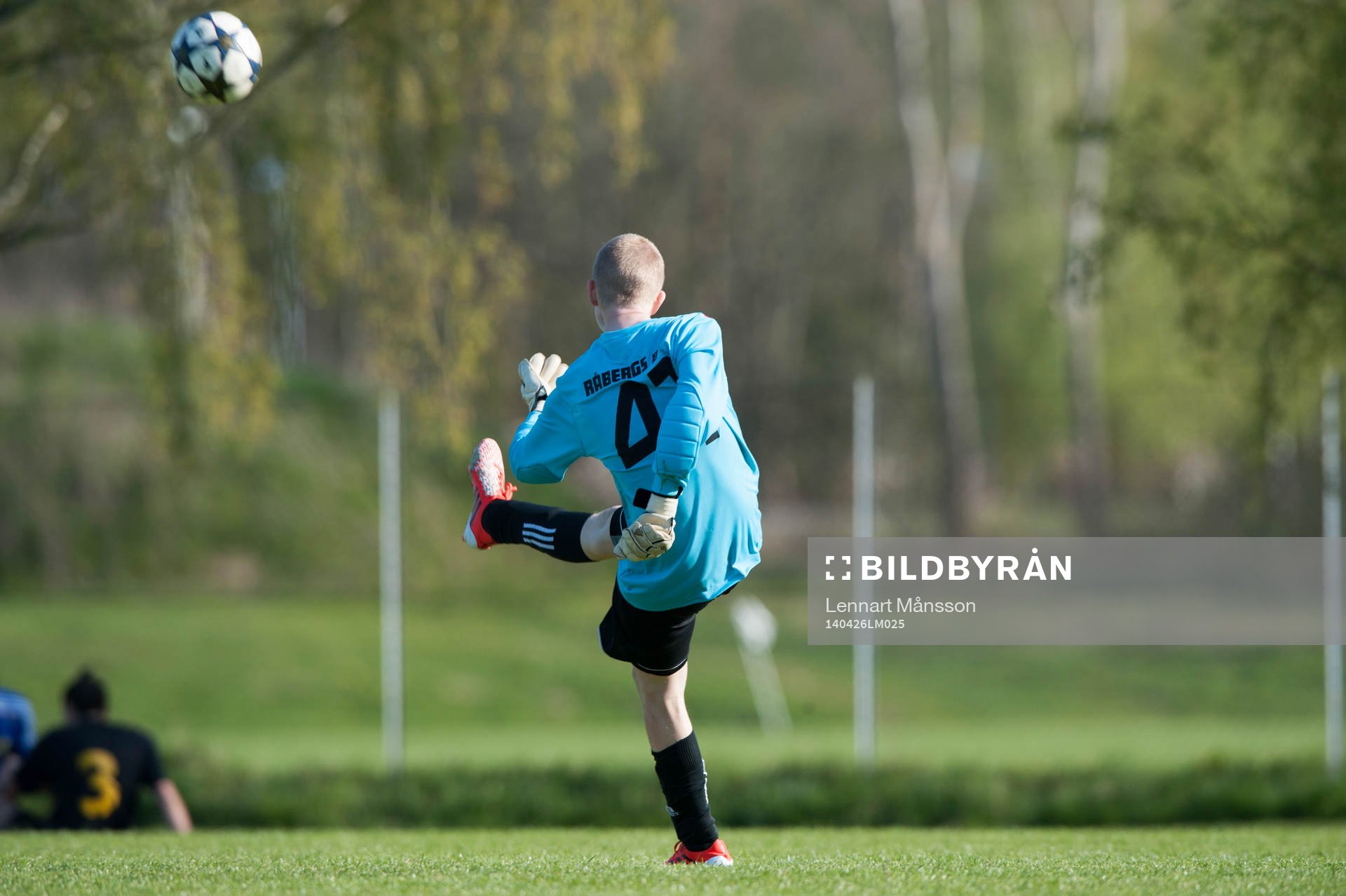 Målvakt sparkar ut bollen i matchen i juniorallsvenskan