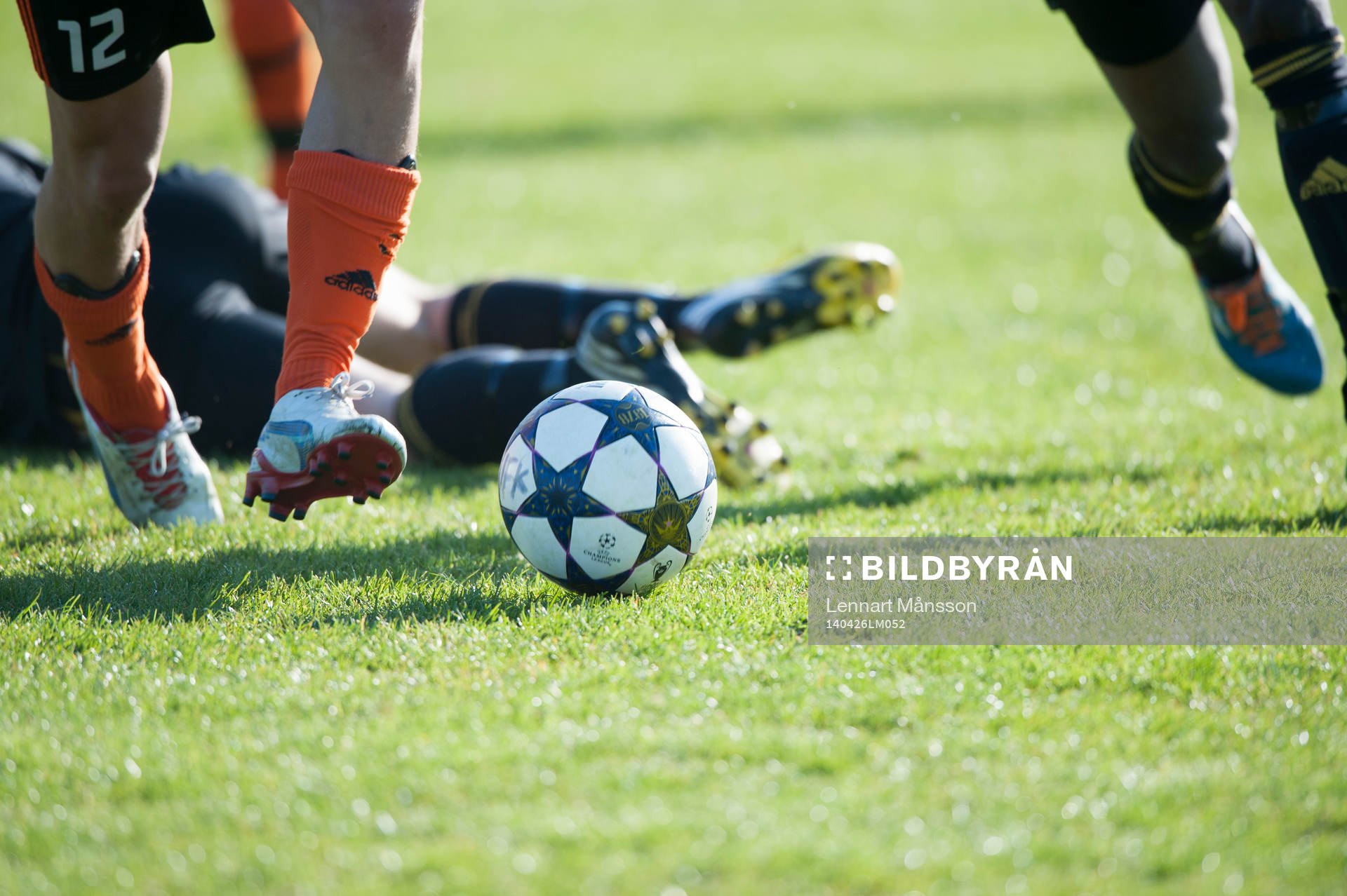 Spelare undviker glidtackling i matchen i juniorallsvenskan
