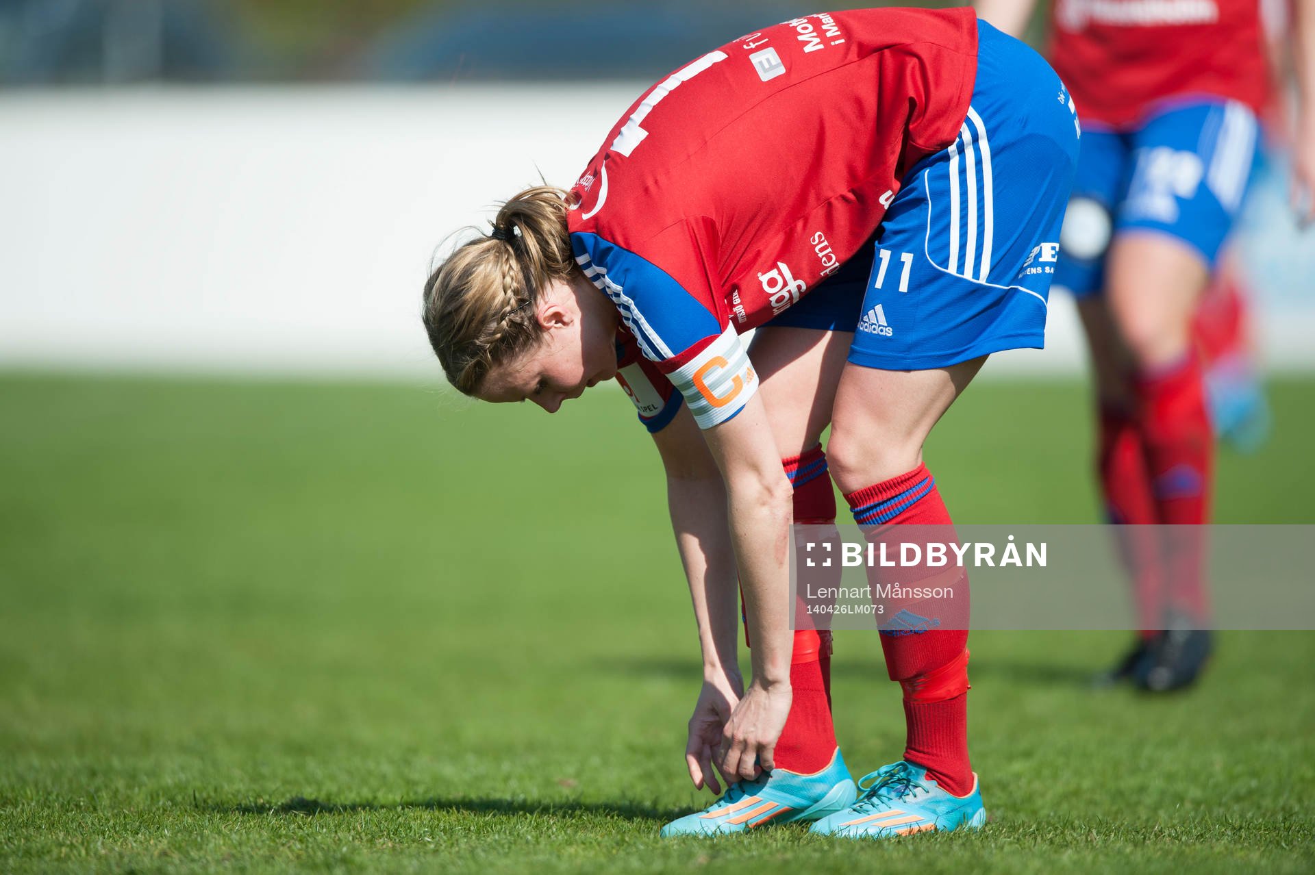 Vittsjös Sofie Andersson knyter skorna  i matchen i