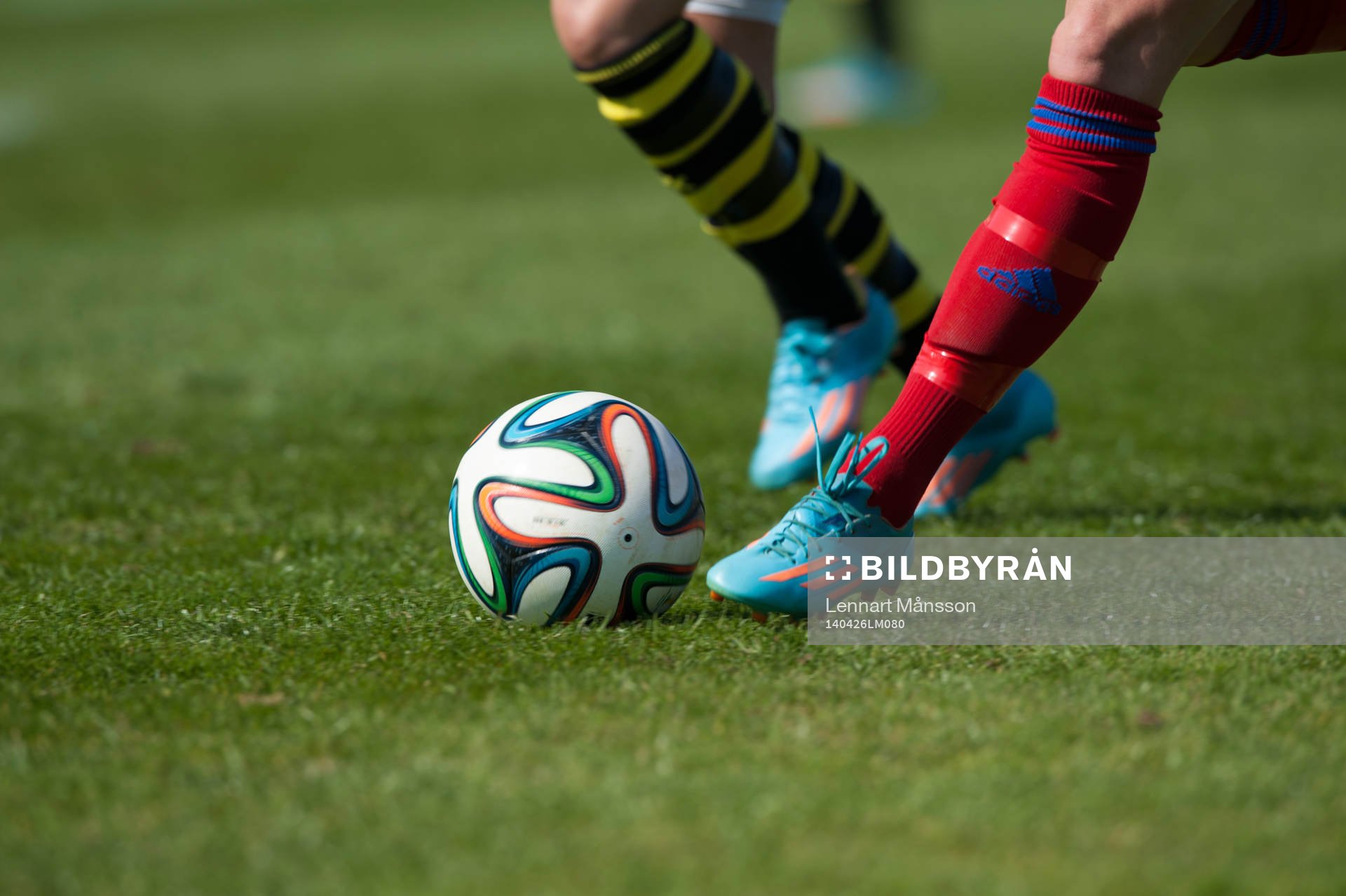 Kamp om bollen i matchen i damallsvenskan mellan Vittsjö