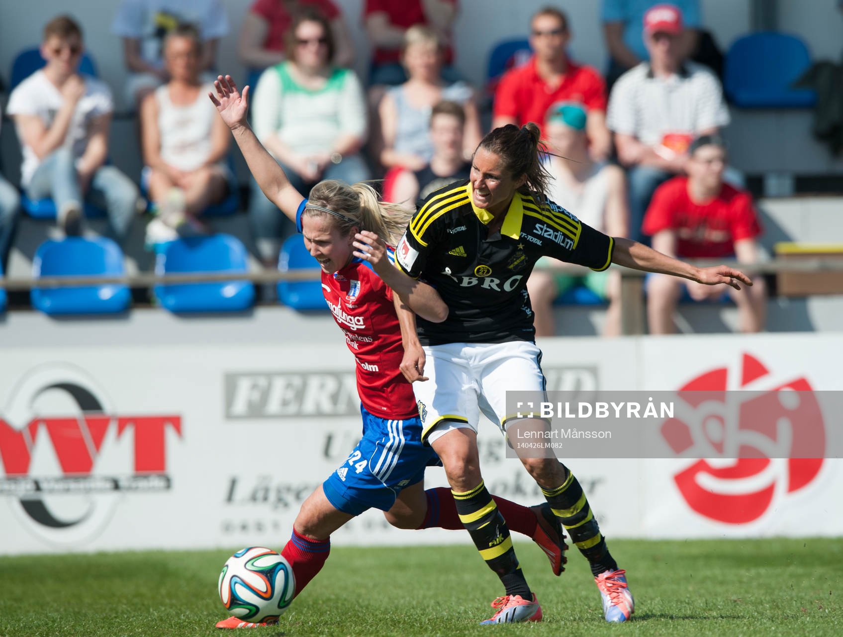 Vittsjös Kirsty Yallop tacklas  i matchen i damallsvenskan