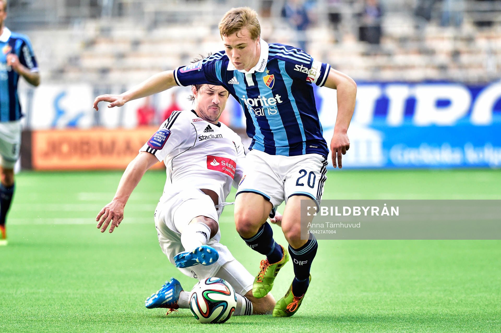 Djurgårdens Simon Tibbling fälls av Brommapojkarnas