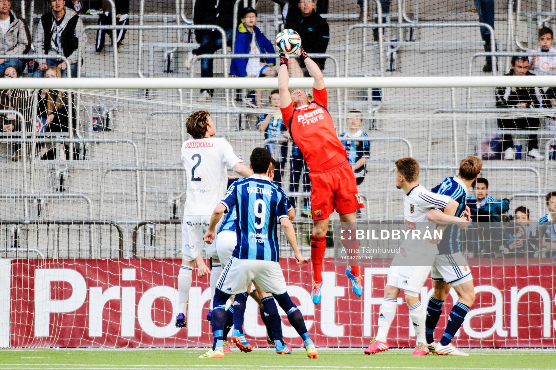 Djurgårdens målvakt Kenneth Høie räddar bollen