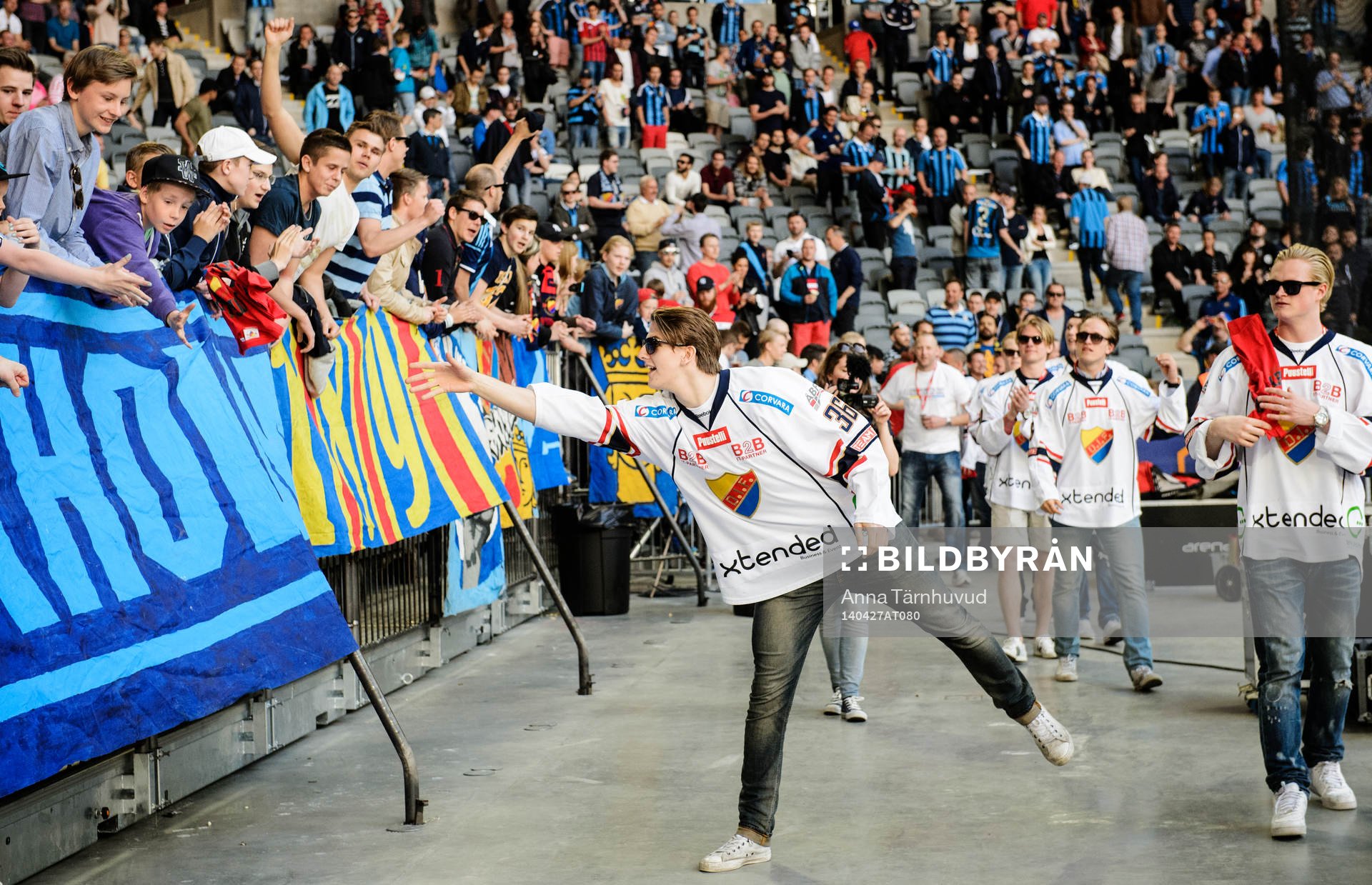 Djurgårdens hockeyspelare hyllas av publiken