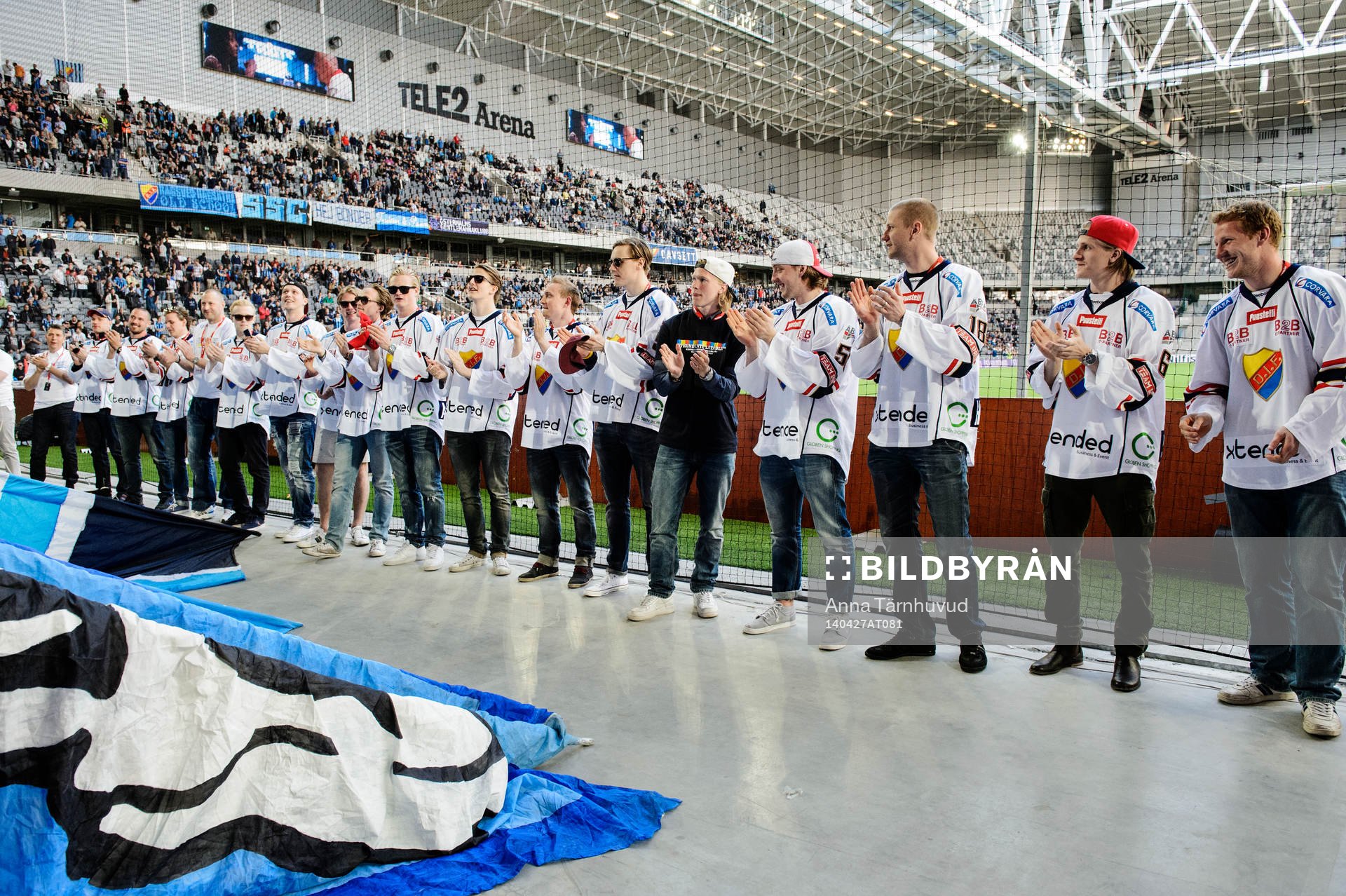 Djurgårdens hockeyspelare hyllas av publiken