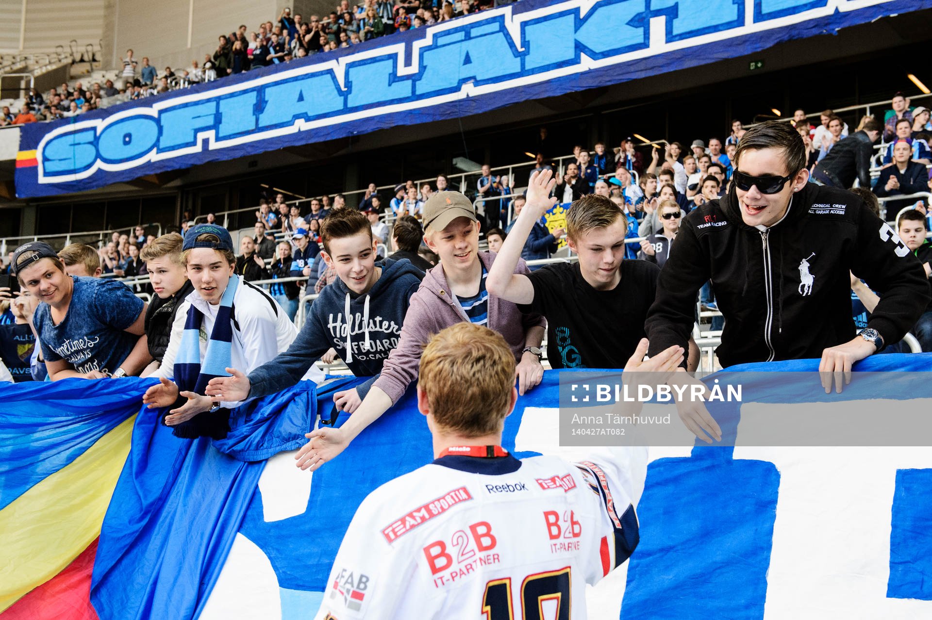 Djurgårdens hockeyspelare hyllas av publiken