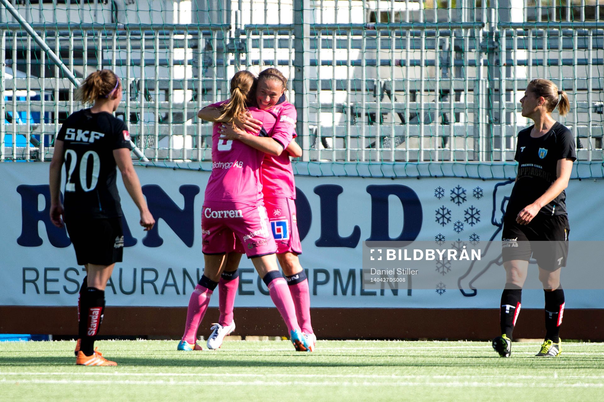 Linköpings Mariann Gajhede Knudsen gör 1-0 och jublar med