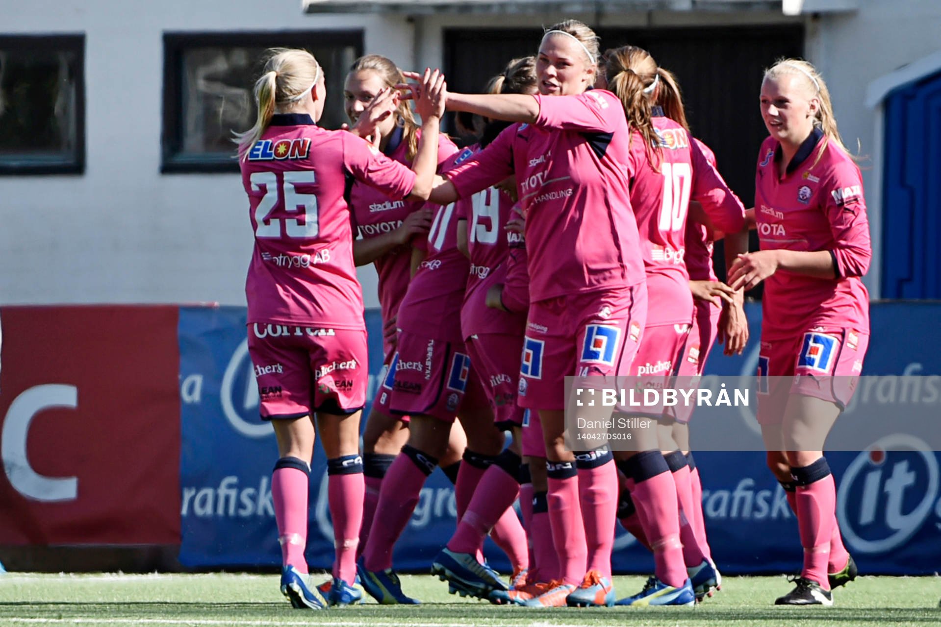 Linköpings spelare firar 1-0 genom Mariann Gajhede