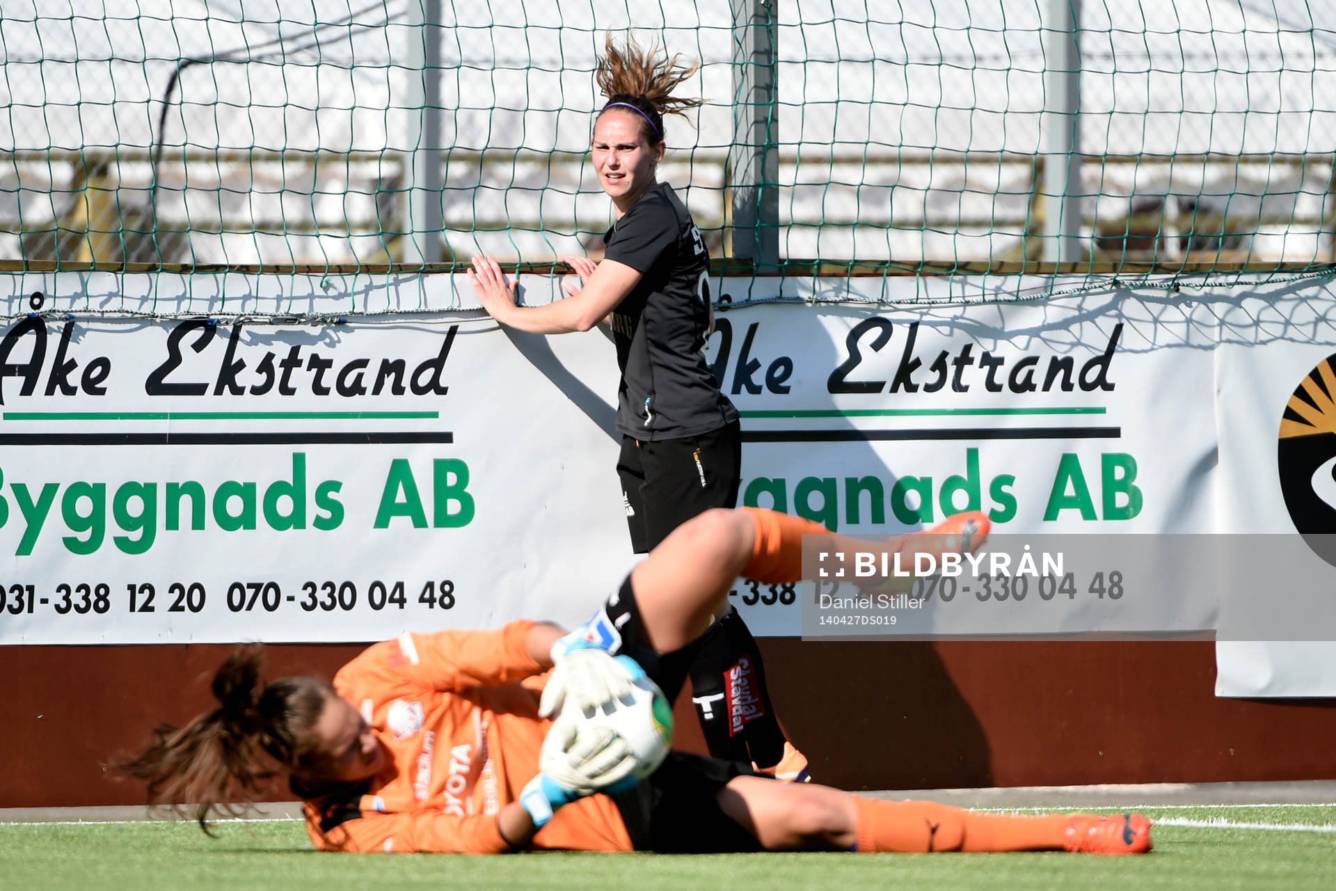 Göteborgs Manon Melis har precis missat ett friläge mot Linköpings målvakt Katlynn Fraine under fotbollsmatchen i Damallsvenskan mellan Göteborg och Linköping den 27 april 2014 i Göteborg.