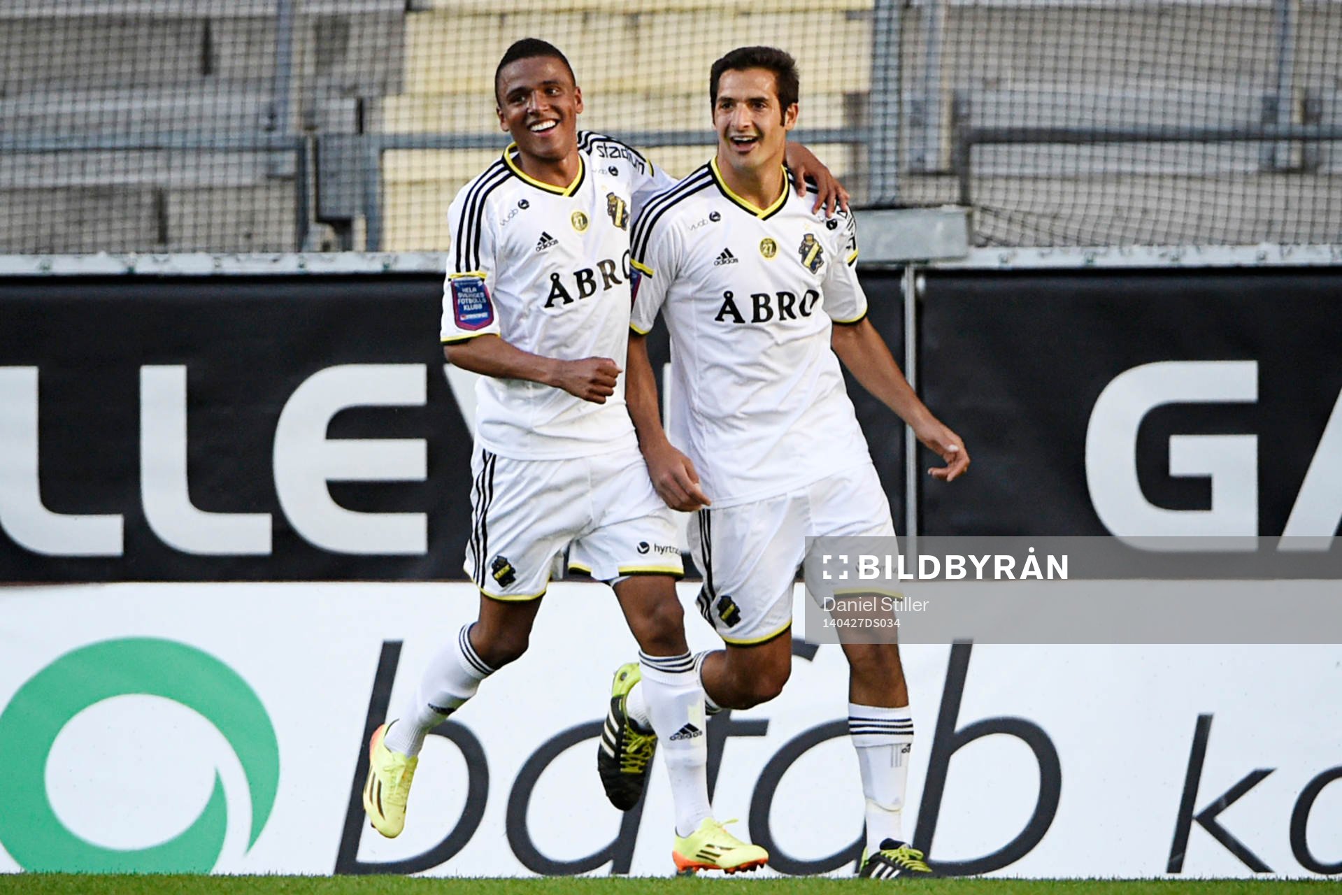 s Celso Borges (th) jublar med Niclas Eliasson