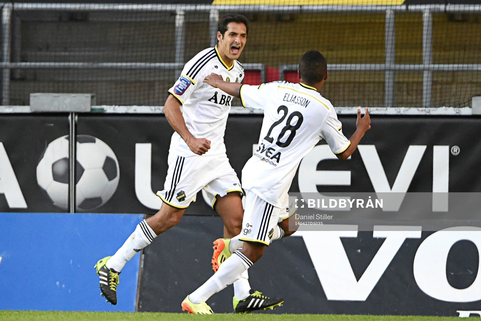 s Celso Borges (tv) jublar med Niclas Eliasson