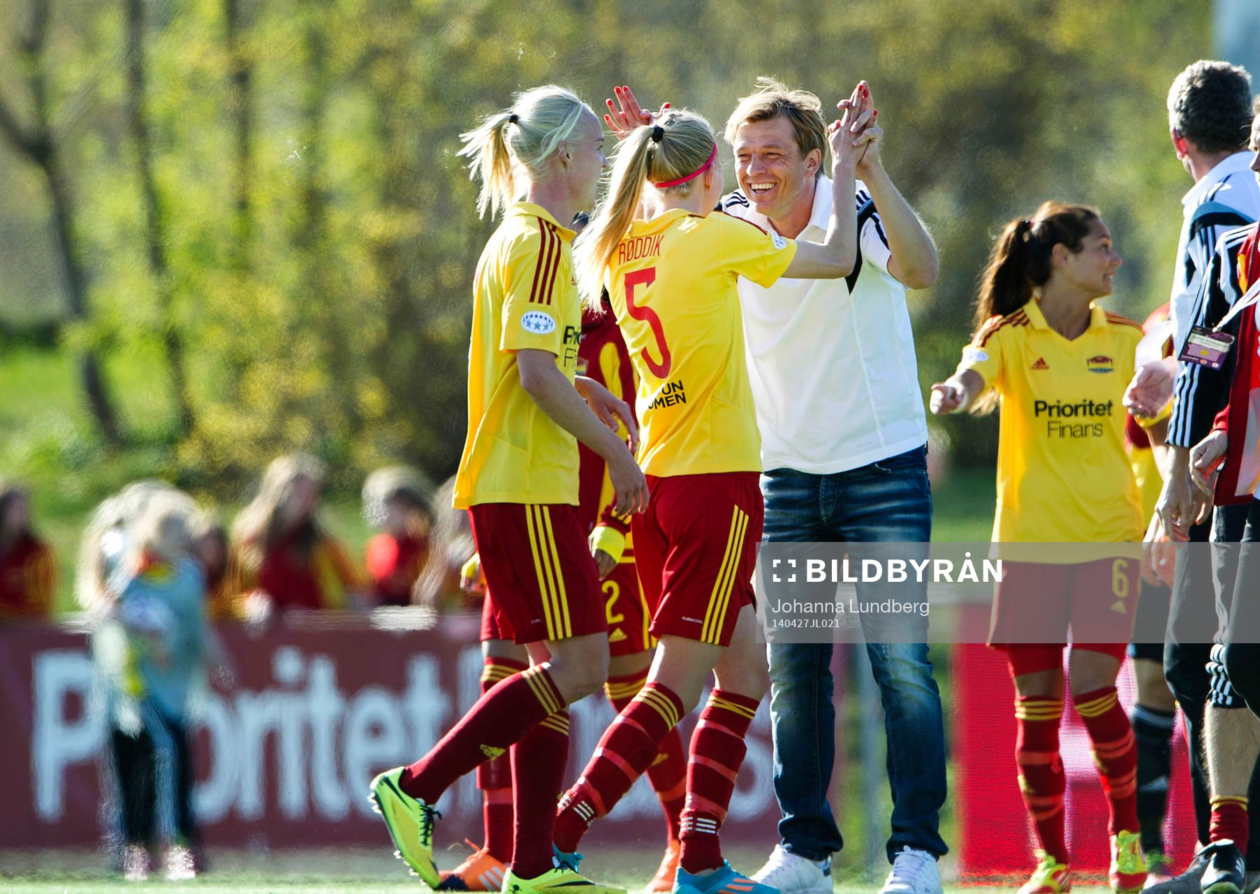 Tyresös Line Röddik Hansen och tränarr Tony Gustavsson jublar efter fotbollsmatchen i Womens Champions League mellan Tyresö och Birmingham den 27 april 2014 i Stockholm.
