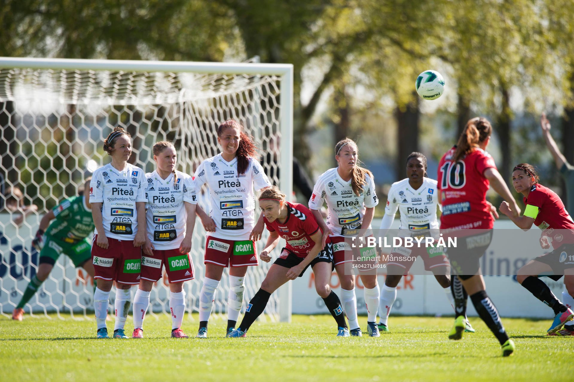 Kristianstads Johanna Rasmussen skjuter frispark i matchen