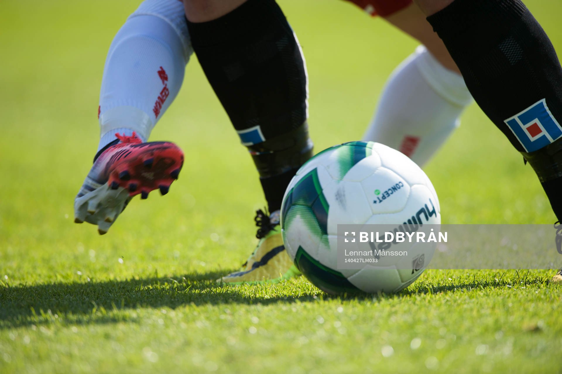 Fot, fötter, fotboll, gräs, fotbollsskor i matchen i