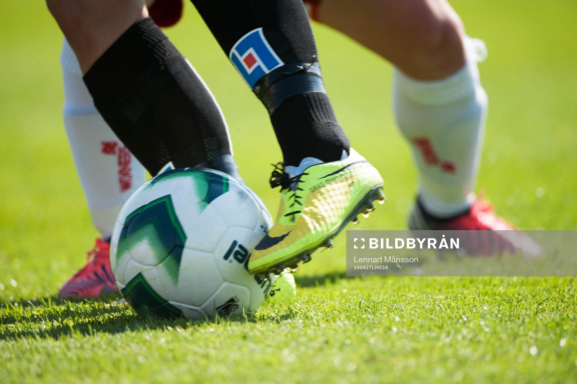 Fot, fötter, fotboll, gräs, fotbollsskor i matchen i