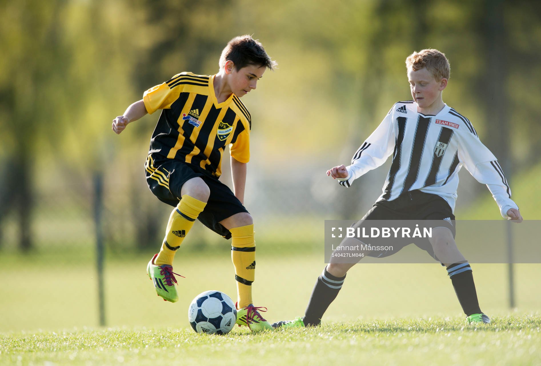 Hässleholms-spelare fintar i matchen för pojkar födda 2002 mellan IFK Hässleholm och Bromölla i Hässleholm 27 april 2014.