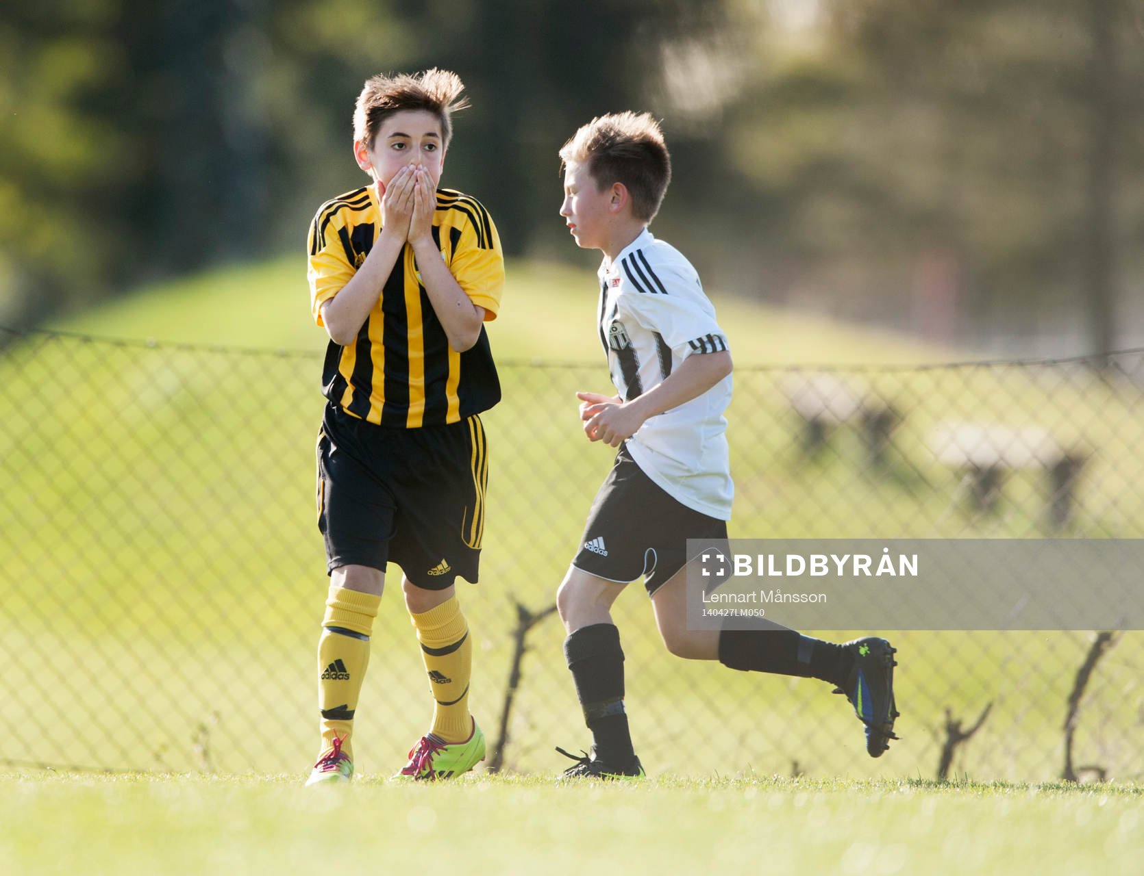 Hässleholms-spelare grämer sig över missad målchans i matchen för pojkar födda 2002 mellan IFK Hässleholm och Bromölla i Hässleholm 27  april 2014.