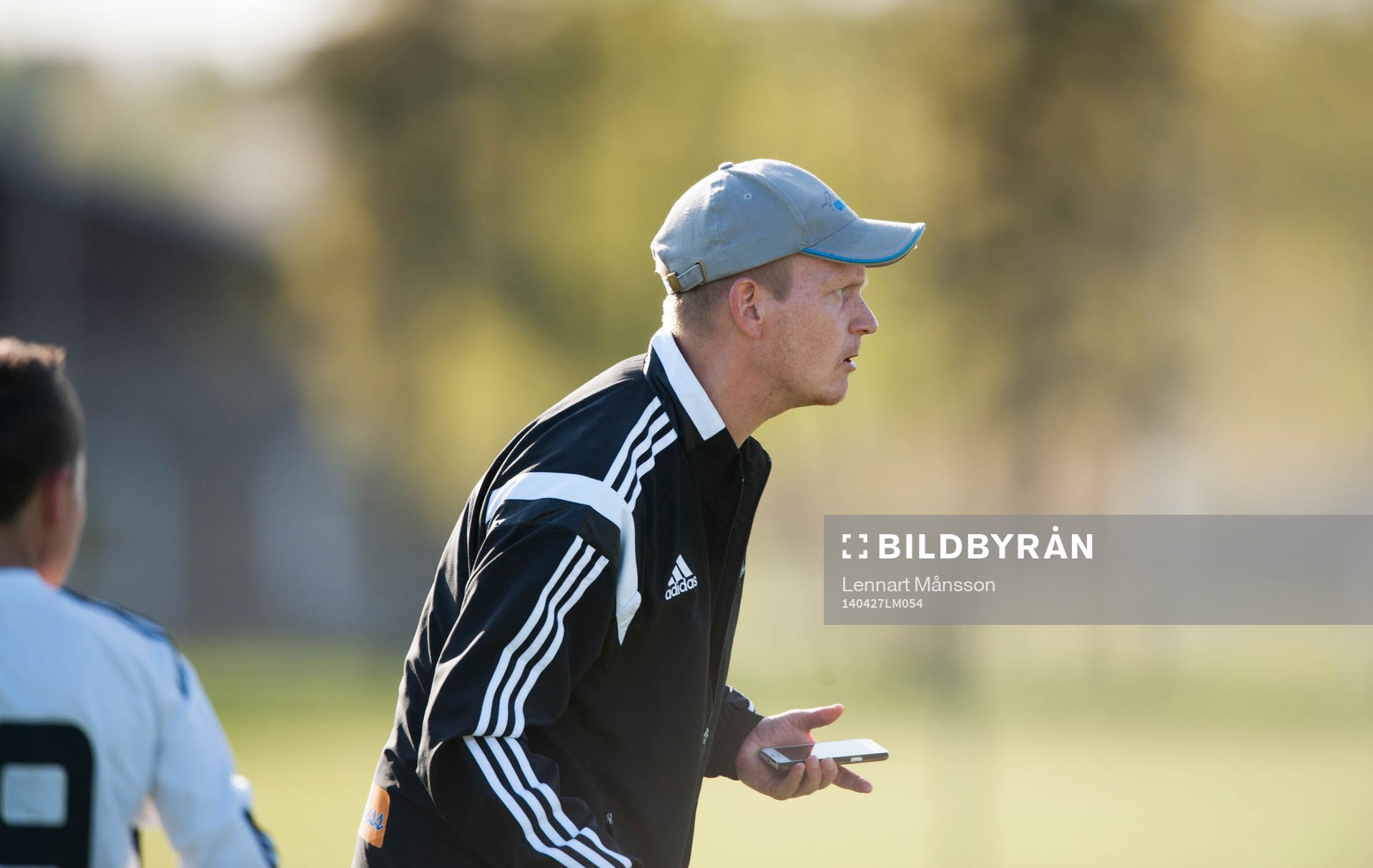 Bromölla-ledare coachar i matchen för pojkar födda 2002 mellan IFK Hässleholm och Bromölla i Hässleholm 27  april 2014.