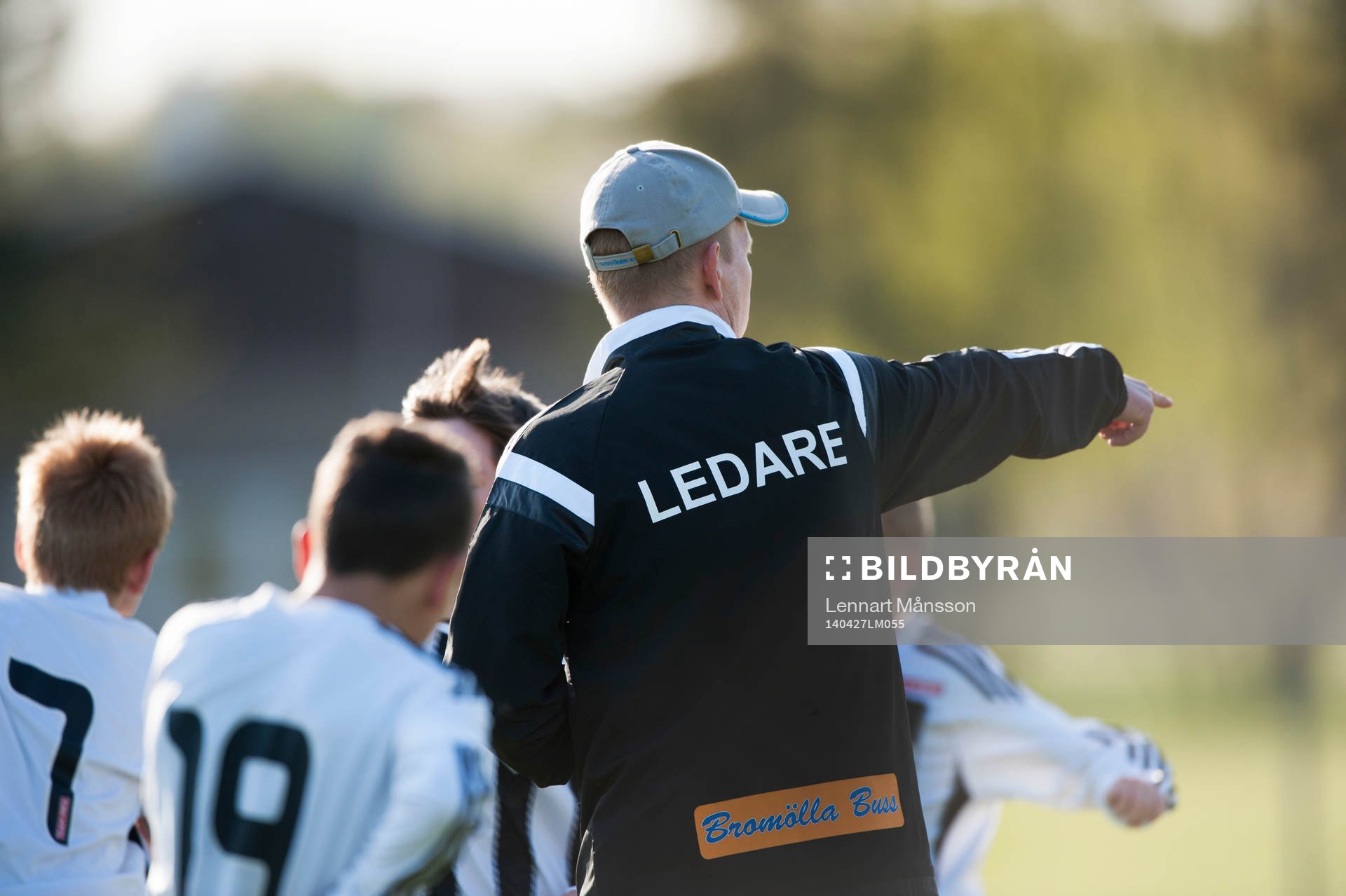 Bromölla-ledare coachar i matchen för pojkar födda 2002 mellan IFK Hässleholm och Bromölla i Hässleholm 27  april 2014.