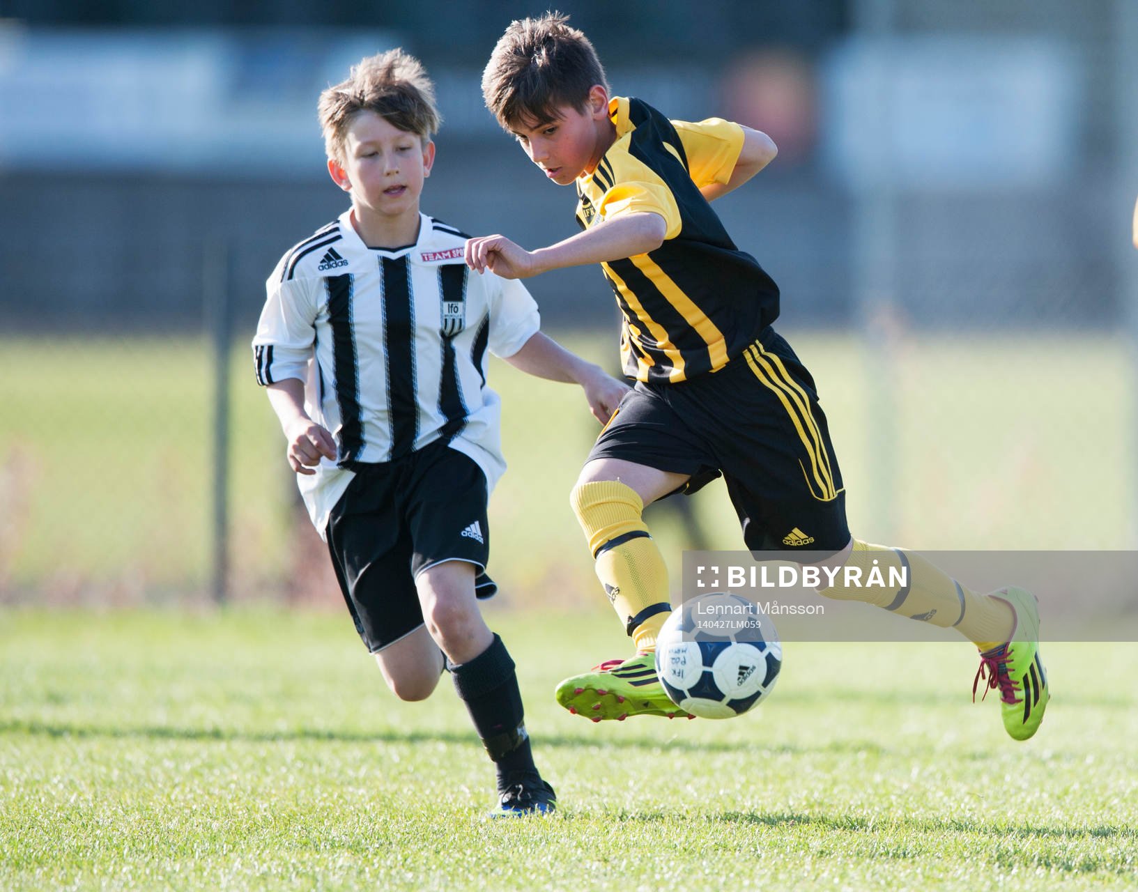 Hässleholms-spelare stormar fram i matchen för pojkar födda 2002 mellan IFK Hässleholm och Bromölla i Hässleholm 27  april 2014.