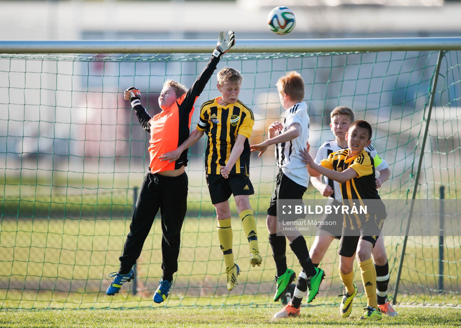 Bromöllas målvakt boxar undan bollen i matchen för pojkar födda 2002 mellan IFK Hässleholm och Bromölla i Hässleholm 27  april 2014.